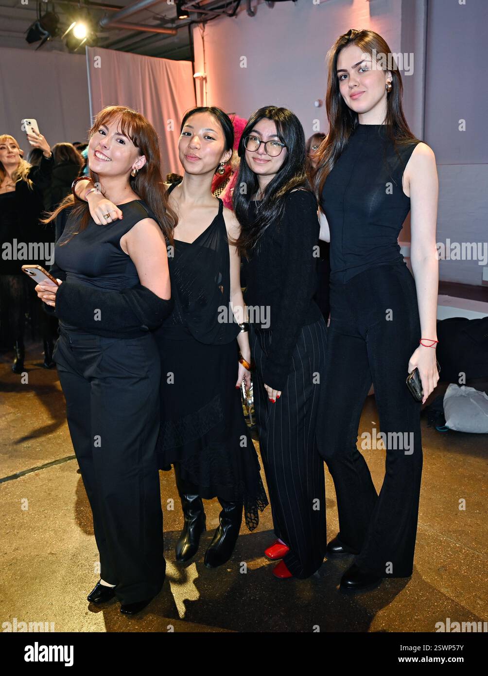 LONDON, GROSSBRITANNIEN. Februar 2025. Backstage bei Infdark Disigner aus Taiwan begann ab 2011 Showcases auf der Fashion Scout LFW 2025 - LFW AW25 in den Protein Studios in London, England. (Foto von 李世惠/siehe Li/Picture Capital) Credit: Siehe Li/Picture Capital/Alamy Live News Stockfoto