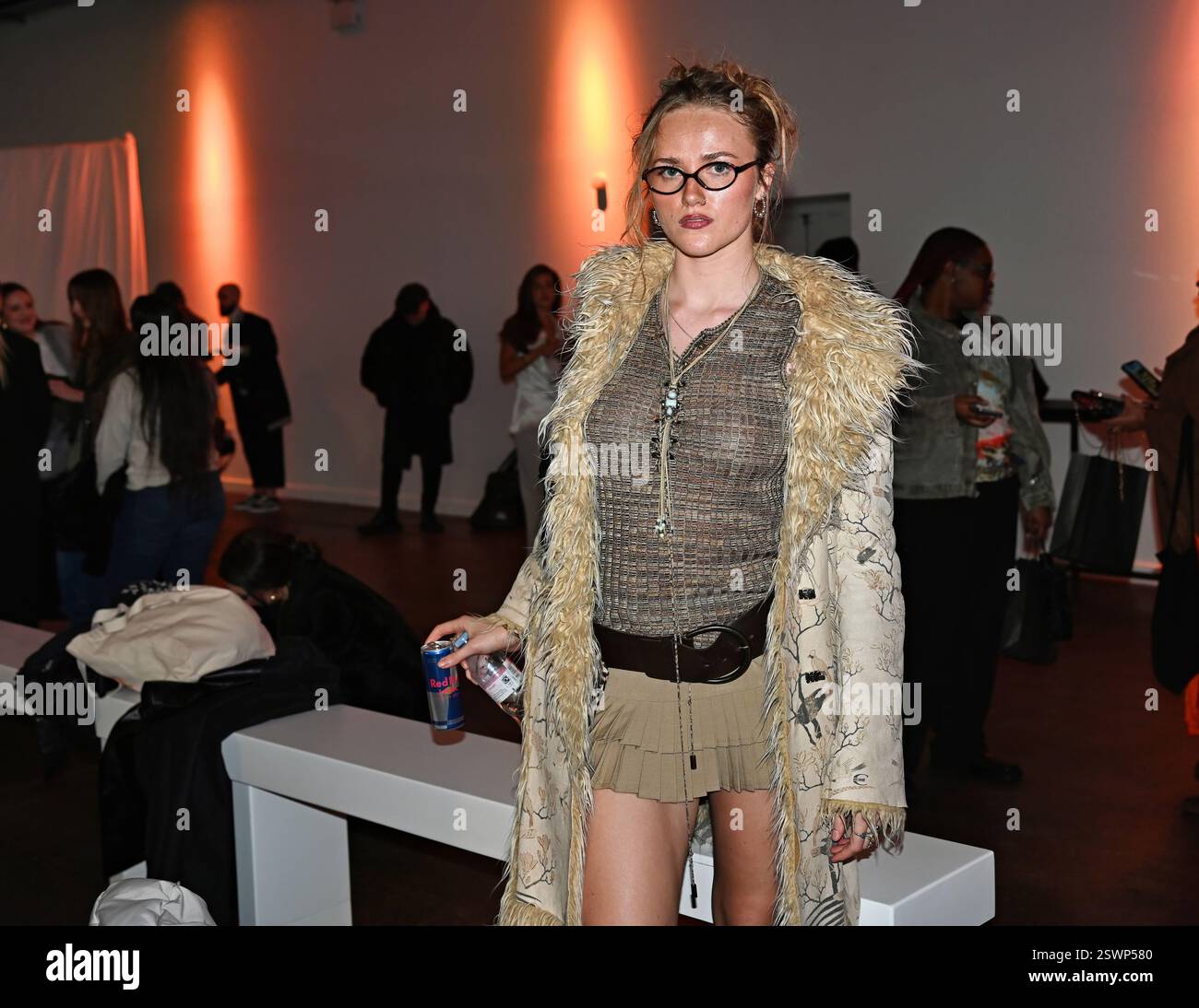 LONDON, GROSSBRITANNIEN. Februar 2025. Backstage bei Infdark Disigner aus Taiwan begann ab 2011 Showcases auf der Fashion Scout LFW 2025 - LFW AW25 in den Protein Studios in London, England. (Foto von 李世惠/siehe Li/Picture Capital) Credit: Siehe Li/Picture Capital/Alamy Live News Stockfoto