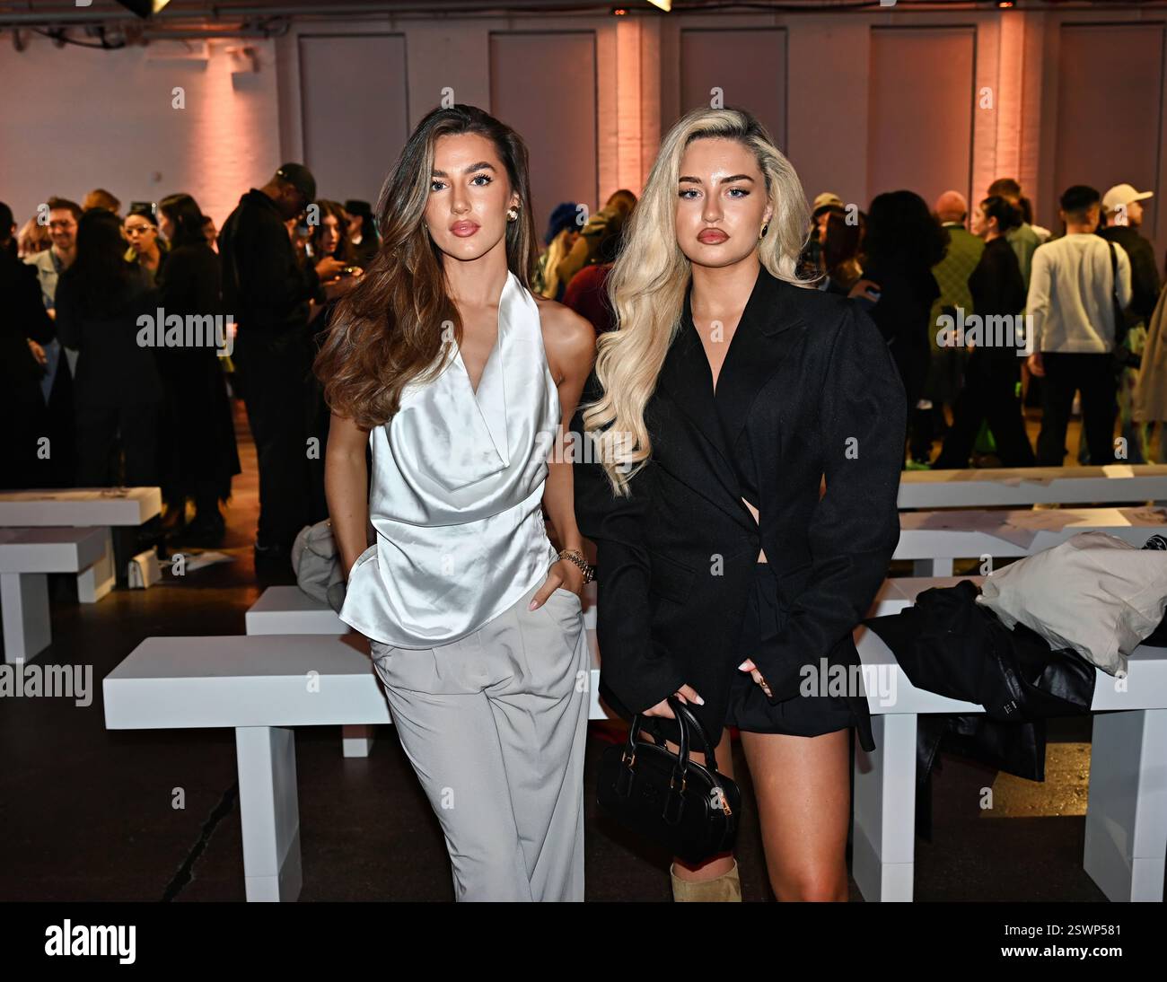 LONDON, GROSSBRITANNIEN. Februar 2025. Backstage bei Infdark Disigner aus Taiwan begann ab 2011 Showcases auf der Fashion Scout LFW 2025 - LFW AW25 in den Protein Studios in London, England. (Foto von 李世惠/siehe Li/Picture Capital) Credit: Siehe Li/Picture Capital/Alamy Live News Stockfoto