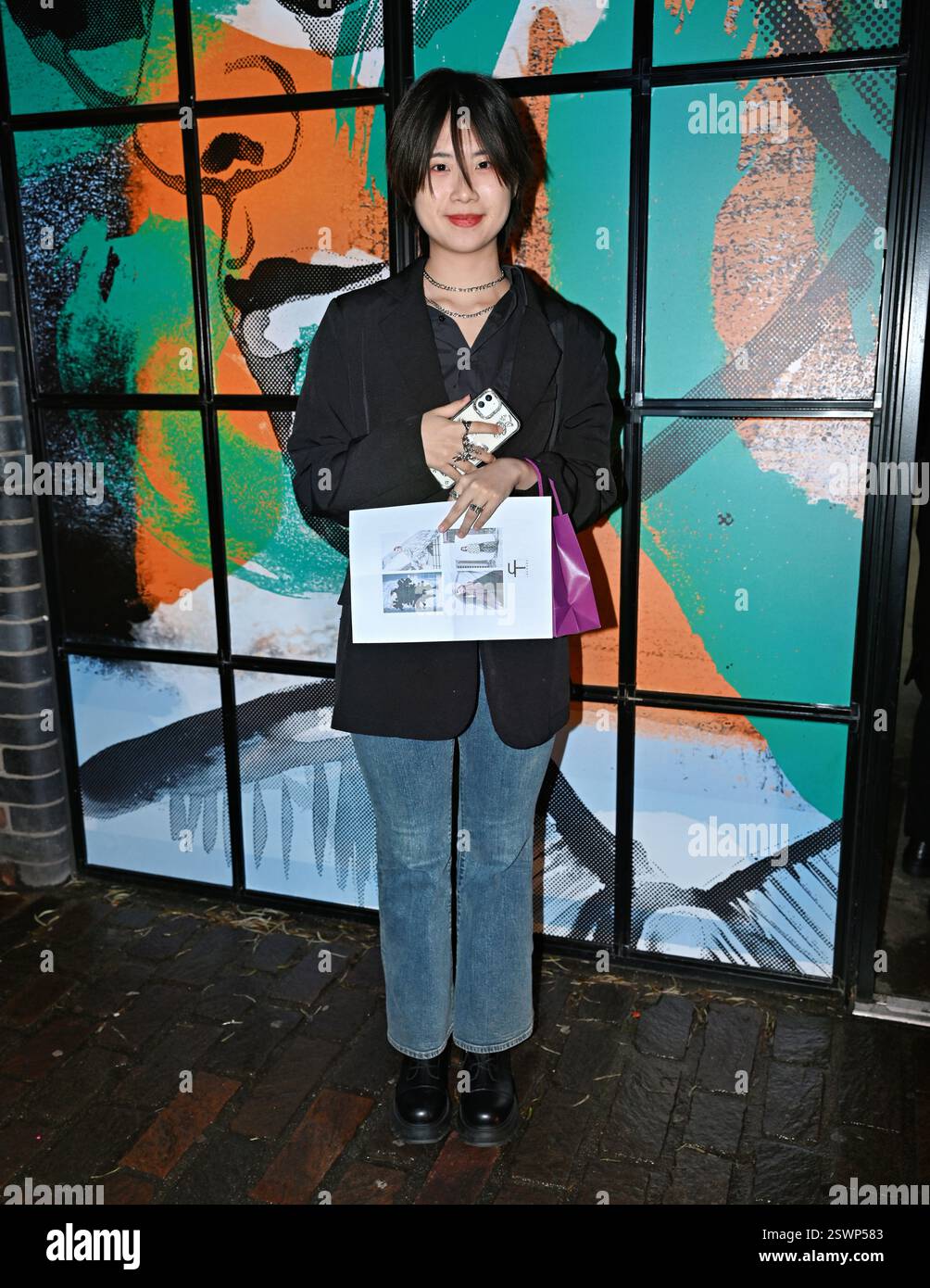 LONDON, GROSSBRITANNIEN. Februar 2025. Backstage bei Infdark Disigner aus Taiwan begann ab 2011 Showcases auf der Fashion Scout LFW 2025 - LFW AW25 in den Protein Studios in London, England. (Foto von 李世惠/siehe Li/Picture Capital) Credit: Siehe Li/Picture Capital/Alamy Live News Stockfoto