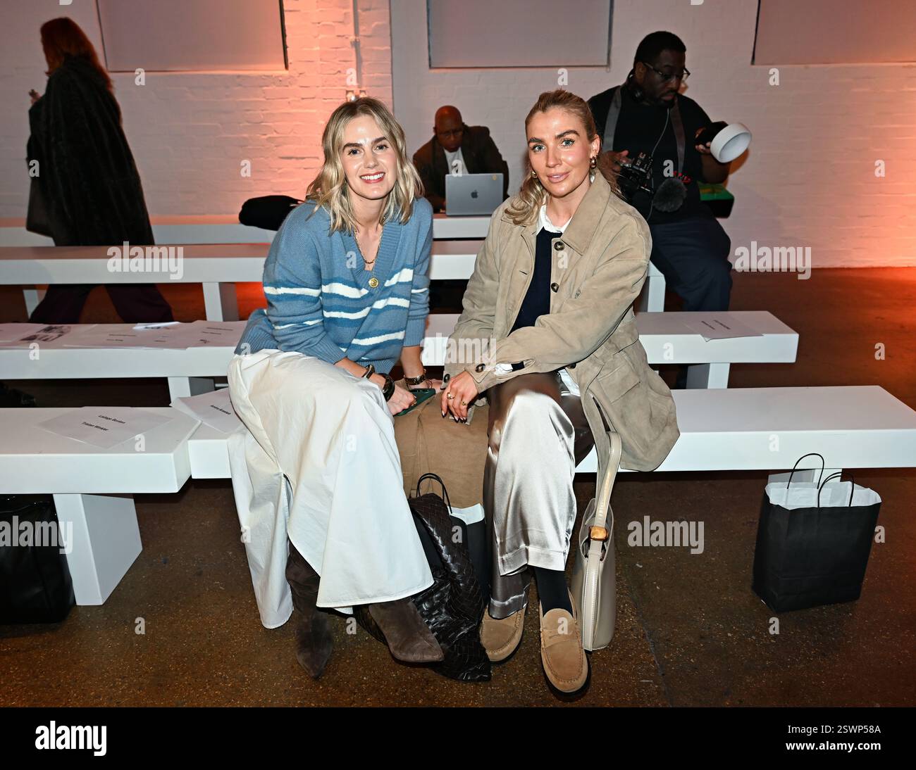 LONDON, GROSSBRITANNIEN. Februar 2025. Backstage bei Infdark Disigner aus Taiwan begann ab 2011 Showcases auf der Fashion Scout LFW 2025 - LFW AW25 in den Protein Studios in London, England. (Foto von 李世惠/siehe Li/Picture Capital) Credit: Siehe Li/Picture Capital/Alamy Live News Stockfoto