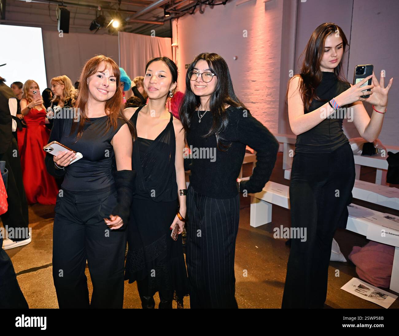 LONDON, GROSSBRITANNIEN. Februar 2025. Backstage bei Infdark Disigner aus Taiwan begann ab 2011 Showcases auf der Fashion Scout LFW 2025 - LFW AW25 in den Protein Studios in London, England. (Foto von 李世惠/siehe Li/Picture Capital) Credit: Siehe Li/Picture Capital/Alamy Live News Stockfoto