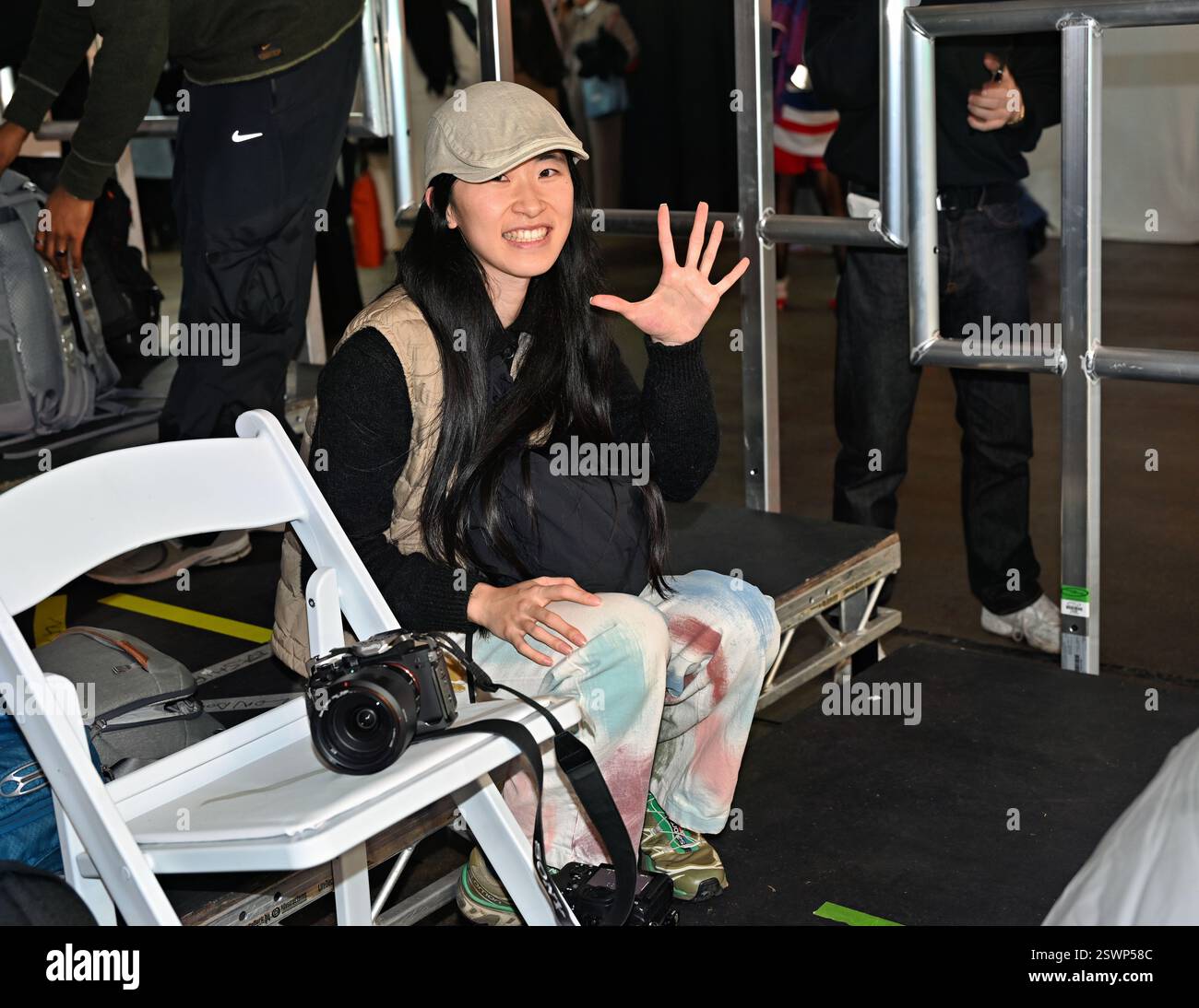 LONDON, GROSSBRITANNIEN. Februar 2025. Backstage bei Infdark Disigner aus Taiwan begann ab 2011 Showcases auf der Fashion Scout LFW 2025 - LFW AW25 in den Protein Studios in London, England. (Foto von 李世惠/siehe Li/Picture Capital) Credit: Siehe Li/Picture Capital/Alamy Live News Stockfoto