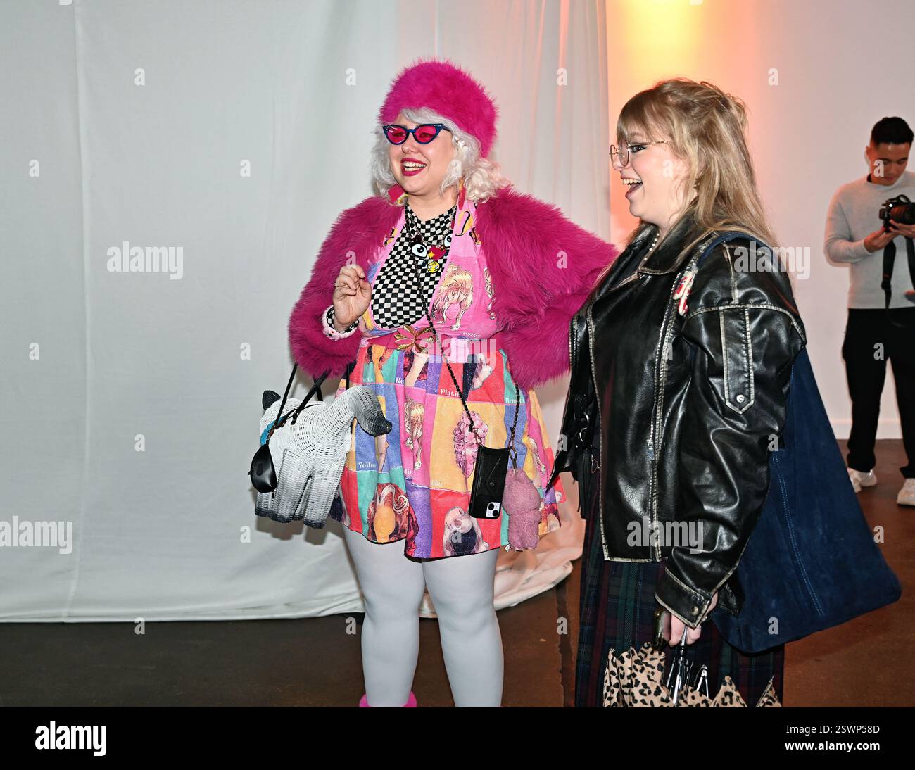 LONDON, GROSSBRITANNIEN. Februar 2025. Backstage bei Infdark Disigner aus Taiwan begann ab 2011 Showcases auf der Fashion Scout LFW 2025 - LFW AW25 in den Protein Studios in London, England. (Foto von 李世惠/siehe Li/Picture Capital) Credit: Siehe Li/Picture Capital/Alamy Live News Stockfoto