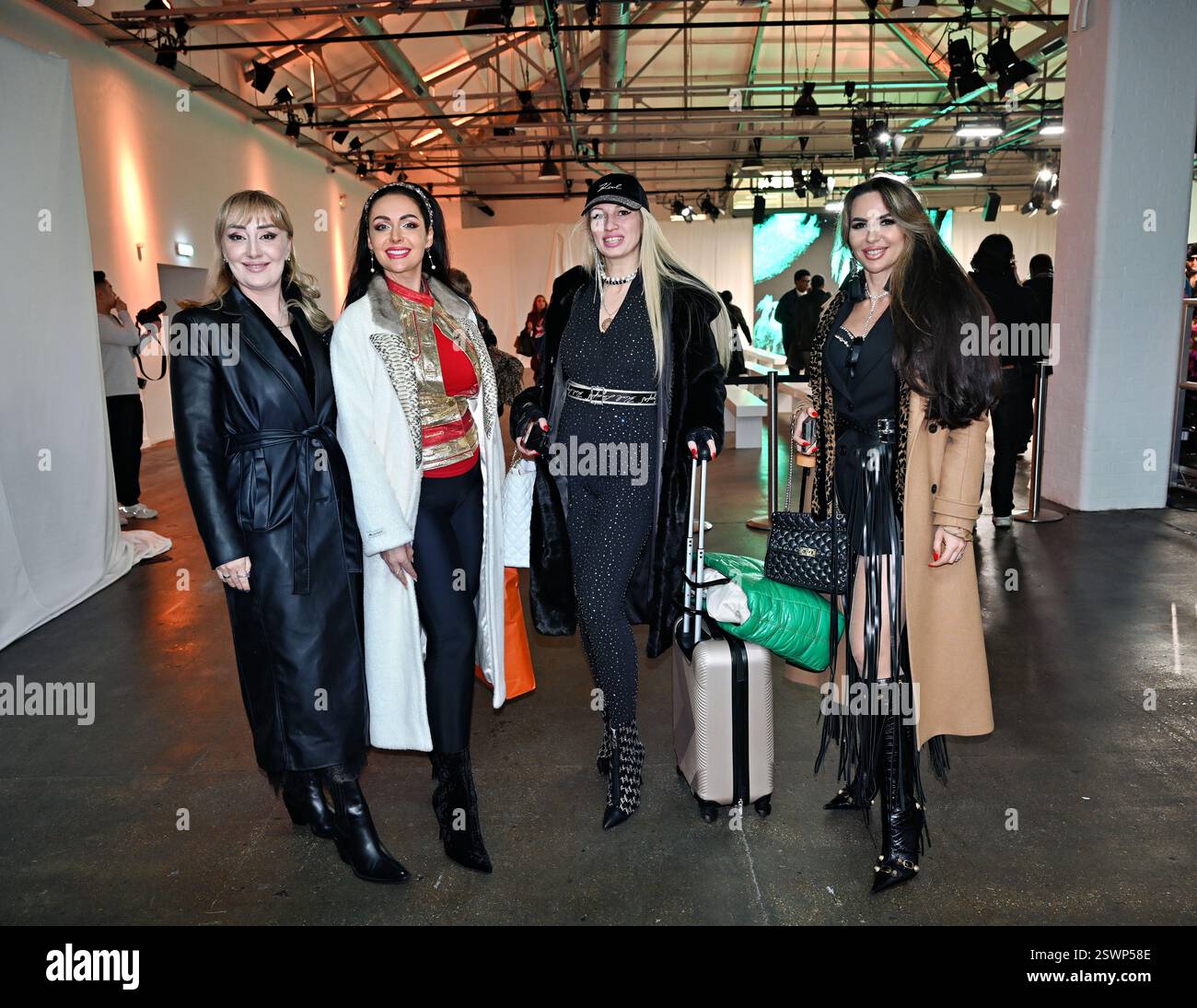 LONDON, GROSSBRITANNIEN. Februar 2025. Backstage bei Infdark Disigner aus Taiwan begann ab 2011 Showcases auf der Fashion Scout LFW 2025 - LFW AW25 in den Protein Studios in London, England. (Foto von 李世惠/siehe Li/Picture Capital) Credit: Siehe Li/Picture Capital/Alamy Live News Stockfoto