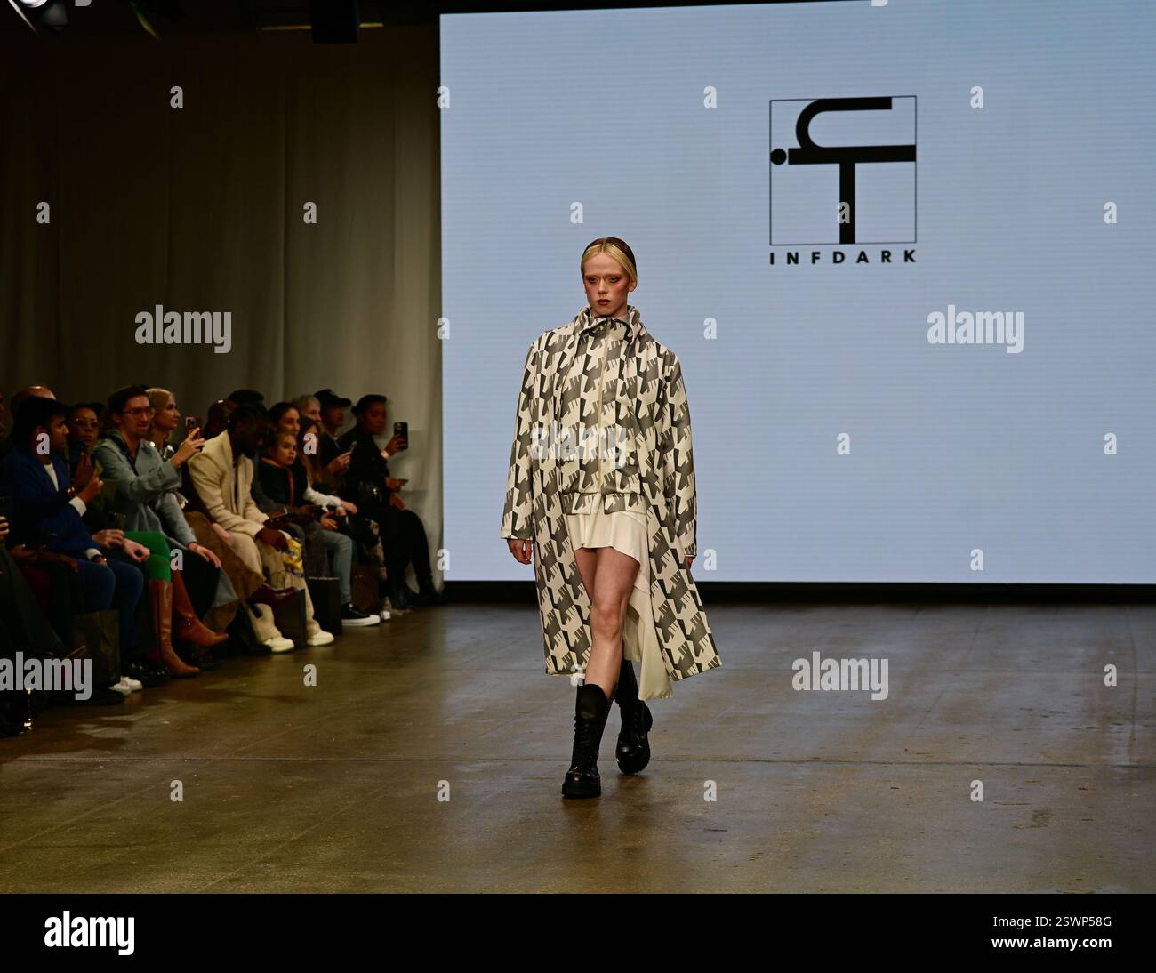 LONDON, GROSSBRITANNIEN. Februar 2025. Infdark Disigner aus Taiwan startete ab 2011 Showcases auf der Fashion Scout LFW 2025 - LFW AW25 in den Protein Studios in London, England. (Foto von 李世惠/siehe Li/Picture Capital) Credit: Siehe Li/Picture Capital/Alamy Live News Stockfoto