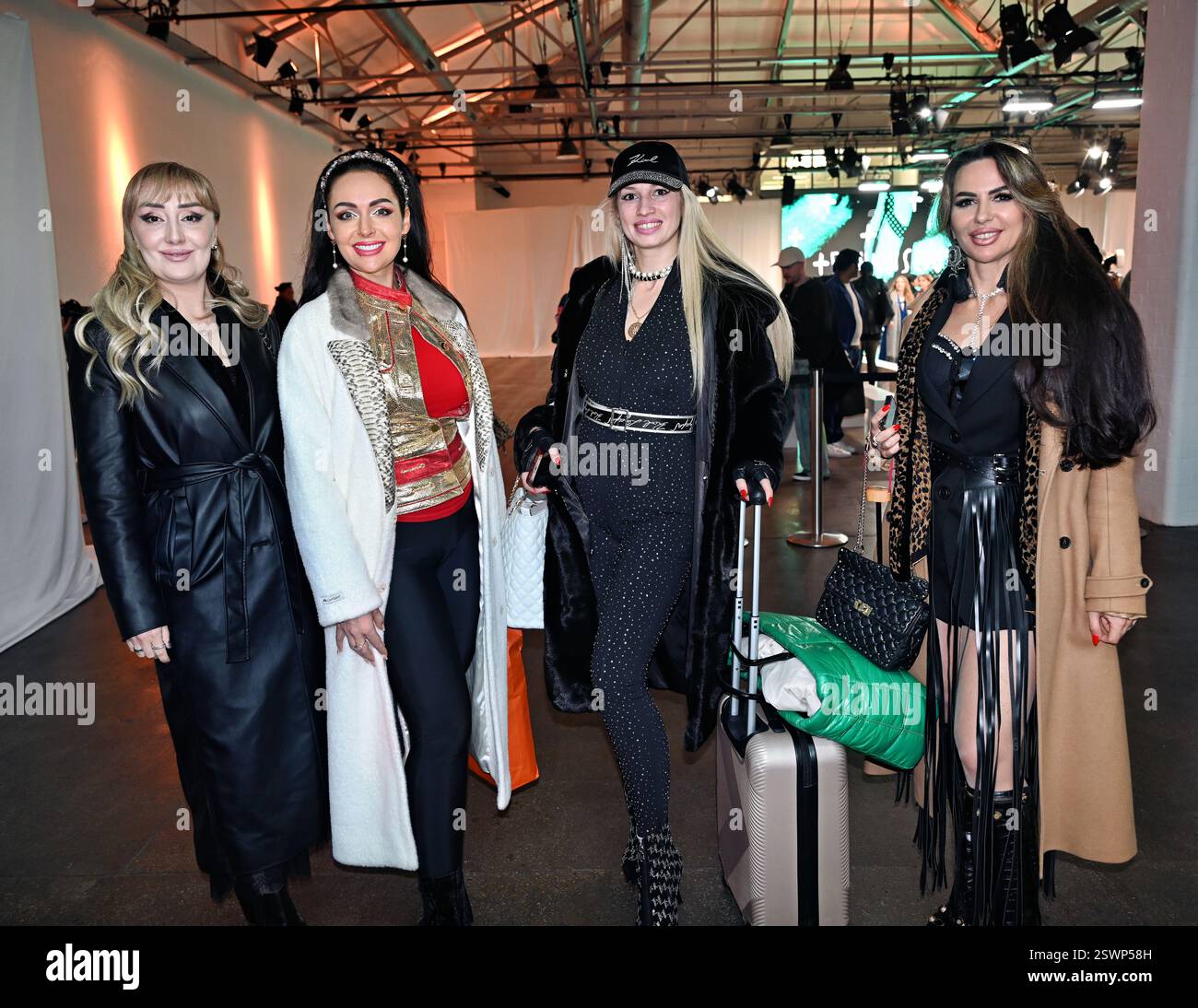 LONDON, GROSSBRITANNIEN. Februar 2025. Backstage bei Infdark Disigner aus Taiwan begann ab 2011 Showcases auf der Fashion Scout LFW 2025 - LFW AW25 in den Protein Studios in London, England. (Foto von 李世惠/siehe Li/Picture Capital) Credit: Siehe Li/Picture Capital/Alamy Live News Stockfoto