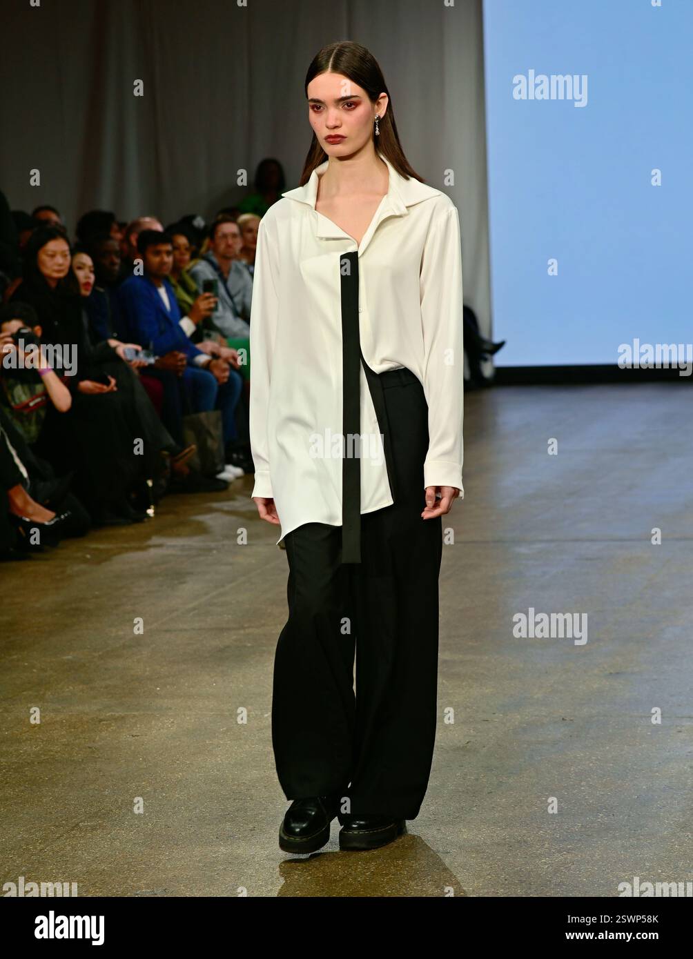 LONDON, GROSSBRITANNIEN. Februar 2025. Infdark Disigner aus Taiwan startete ab 2011 Showcases auf der Fashion Scout LFW 2025 - LFW AW25 in den Protein Studios in London, England. (Foto von 李世惠/siehe Li/Picture Capital) Credit: Siehe Li/Picture Capital/Alamy Live News Stockfoto