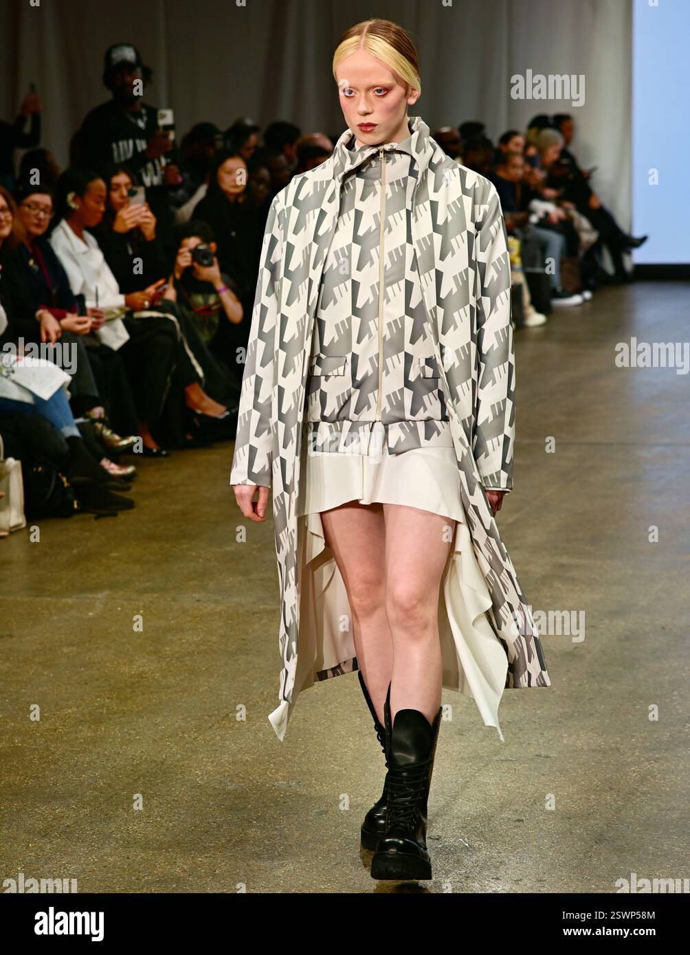 LONDON, GROSSBRITANNIEN. Februar 2025. Infdark Disigner aus Taiwan startete ab 2011 Showcases auf der Fashion Scout LFW 2025 - LFW AW25 in den Protein Studios in London, England. (Foto von 李世惠/siehe Li/Picture Capital) Credit: Siehe Li/Picture Capital/Alamy Live News Stockfoto