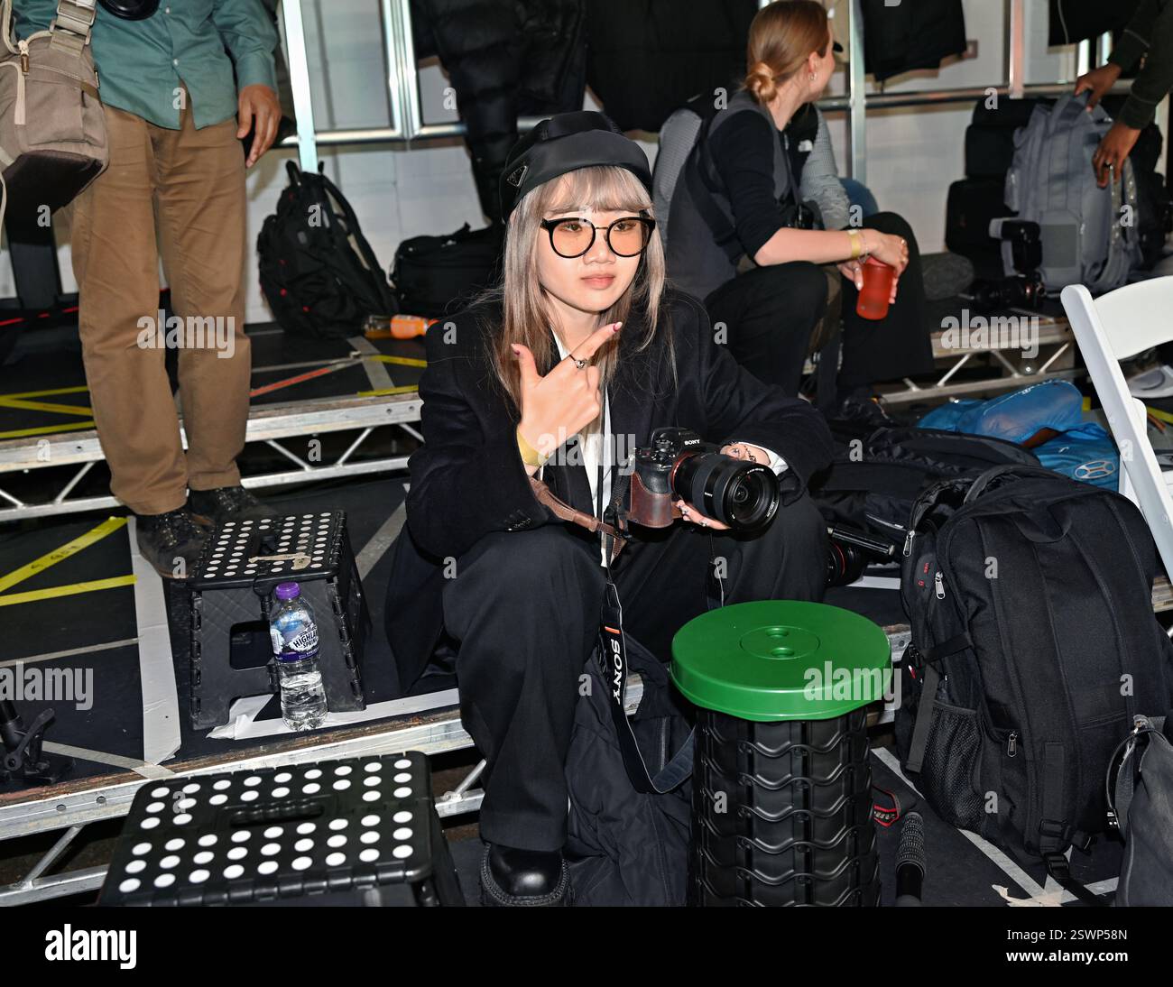 LONDON, GROSSBRITANNIEN. Februar 2025. Backstage bei Infdark Disigner aus Taiwan begann ab 2011 Showcases auf der Fashion Scout LFW 2025 - LFW AW25 in den Protein Studios in London, England. (Foto von 李世惠/siehe Li/Picture Capital) Credit: Siehe Li/Picture Capital/Alamy Live News Stockfoto