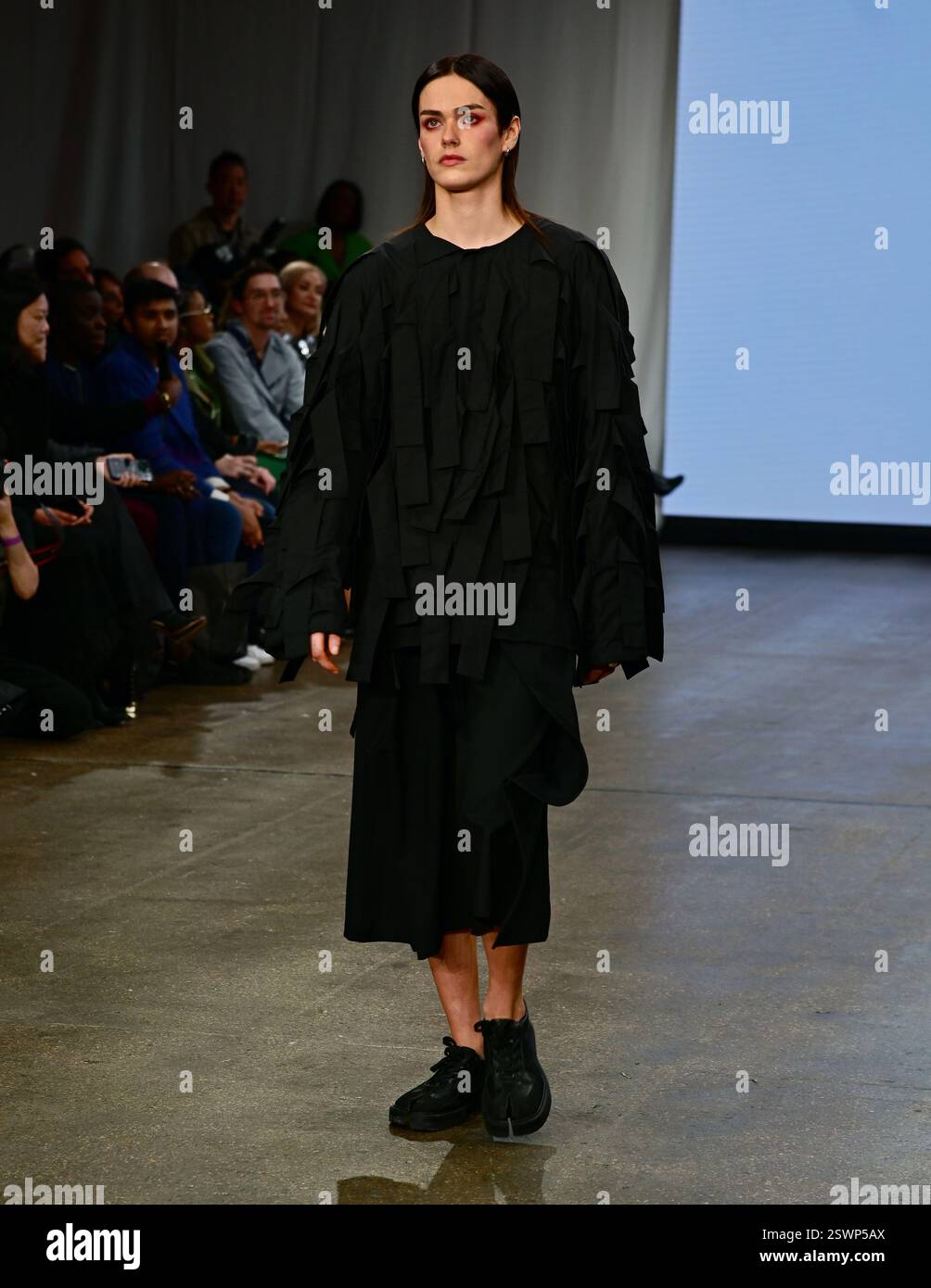 LONDON, GROSSBRITANNIEN. Februar 2025. Infdark Disigner aus Taiwan startete ab 2011 Showcases auf der Fashion Scout LFW 2025 - LFW AW25 in den Protein Studios in London, England. (Foto von 李世惠/siehe Li/Picture Capital) Credit: Siehe Li/Picture Capital/Alamy Live News Stockfoto