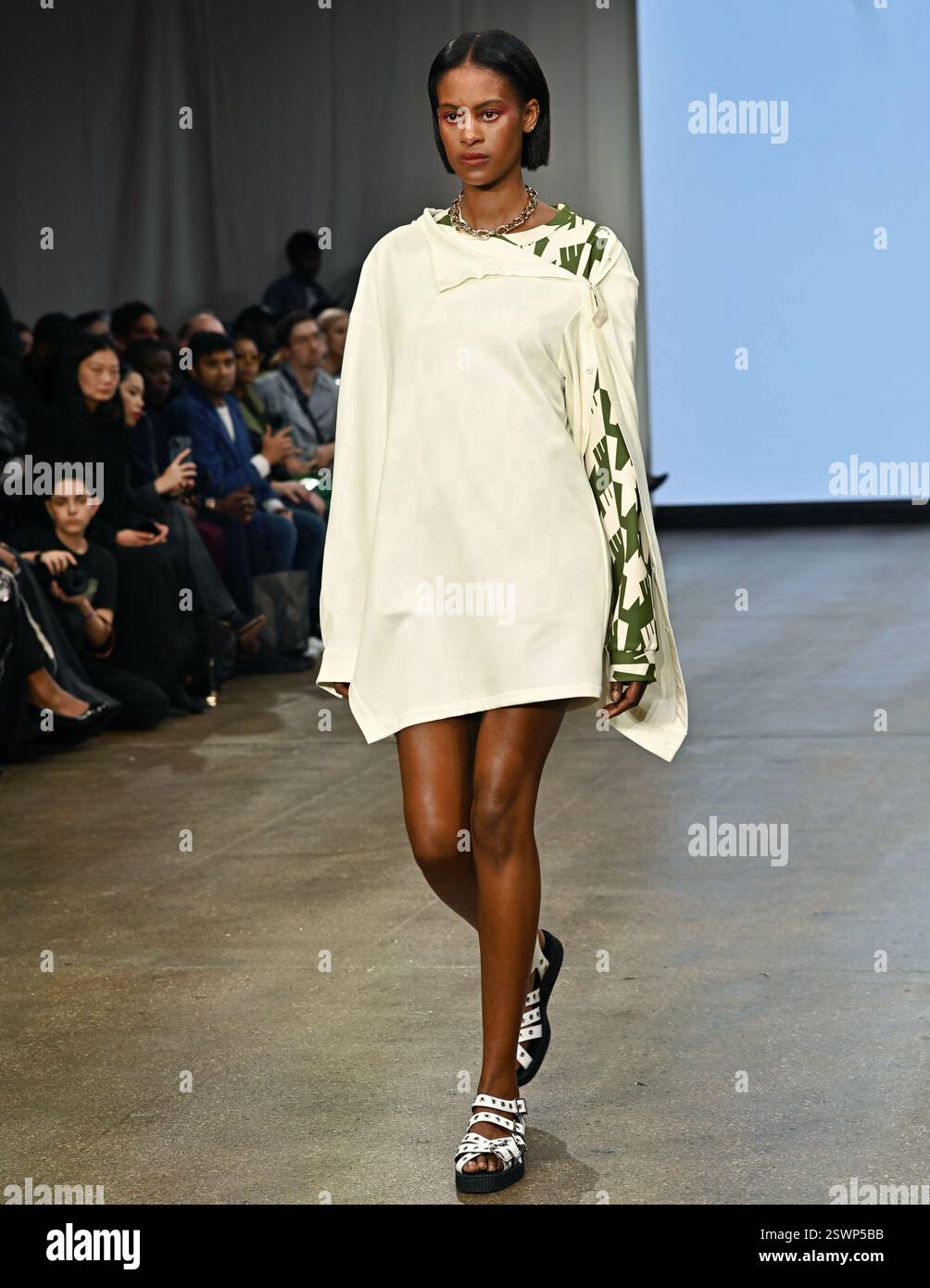 LONDON, GROSSBRITANNIEN. Februar 2025. Infdark Disigner aus Taiwan startete ab 2011 Showcases auf der Fashion Scout LFW 2025 - LFW AW25 in den Protein Studios in London, England. (Foto von 李世惠/siehe Li/Picture Capital) Credit: Siehe Li/Picture Capital/Alamy Live News Stockfoto
