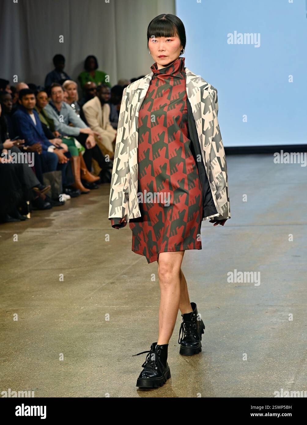 LONDON, GROSSBRITANNIEN. Februar 2025. Infdark Disigner aus Taiwan startete ab 2011 Showcases auf der Fashion Scout LFW 2025 - LFW AW25 in den Protein Studios in London, England. (Foto von 李世惠/siehe Li/Picture Capital) Credit: Siehe Li/Picture Capital/Alamy Live News Stockfoto