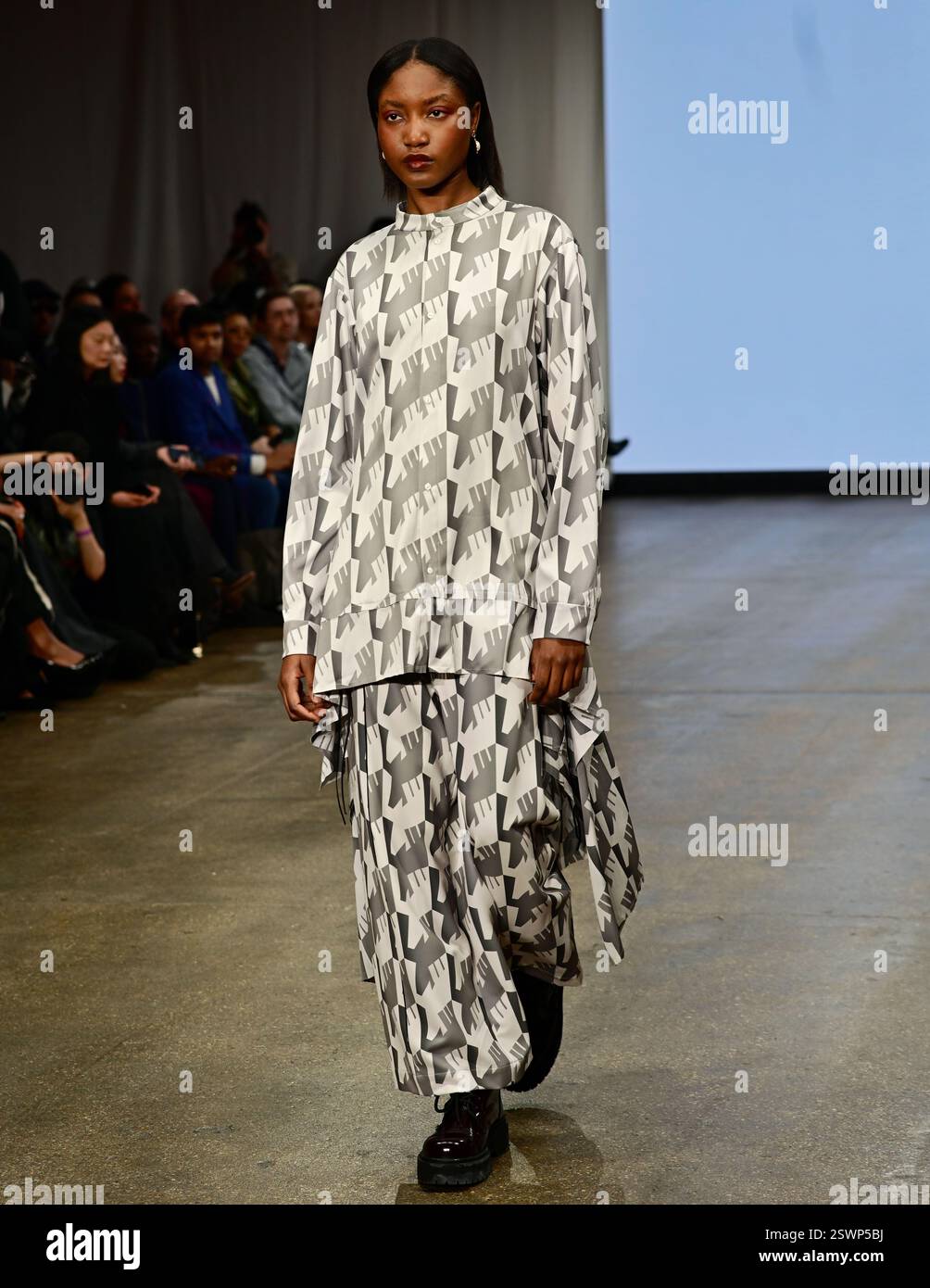 LONDON, GROSSBRITANNIEN. Februar 2025. Infdark Disigner aus Taiwan startete ab 2011 Showcases auf der Fashion Scout LFW 2025 - LFW AW25 in den Protein Studios in London, England. (Foto von 李世惠/siehe Li/Picture Capital) Credit: Siehe Li/Picture Capital/Alamy Live News Stockfoto
