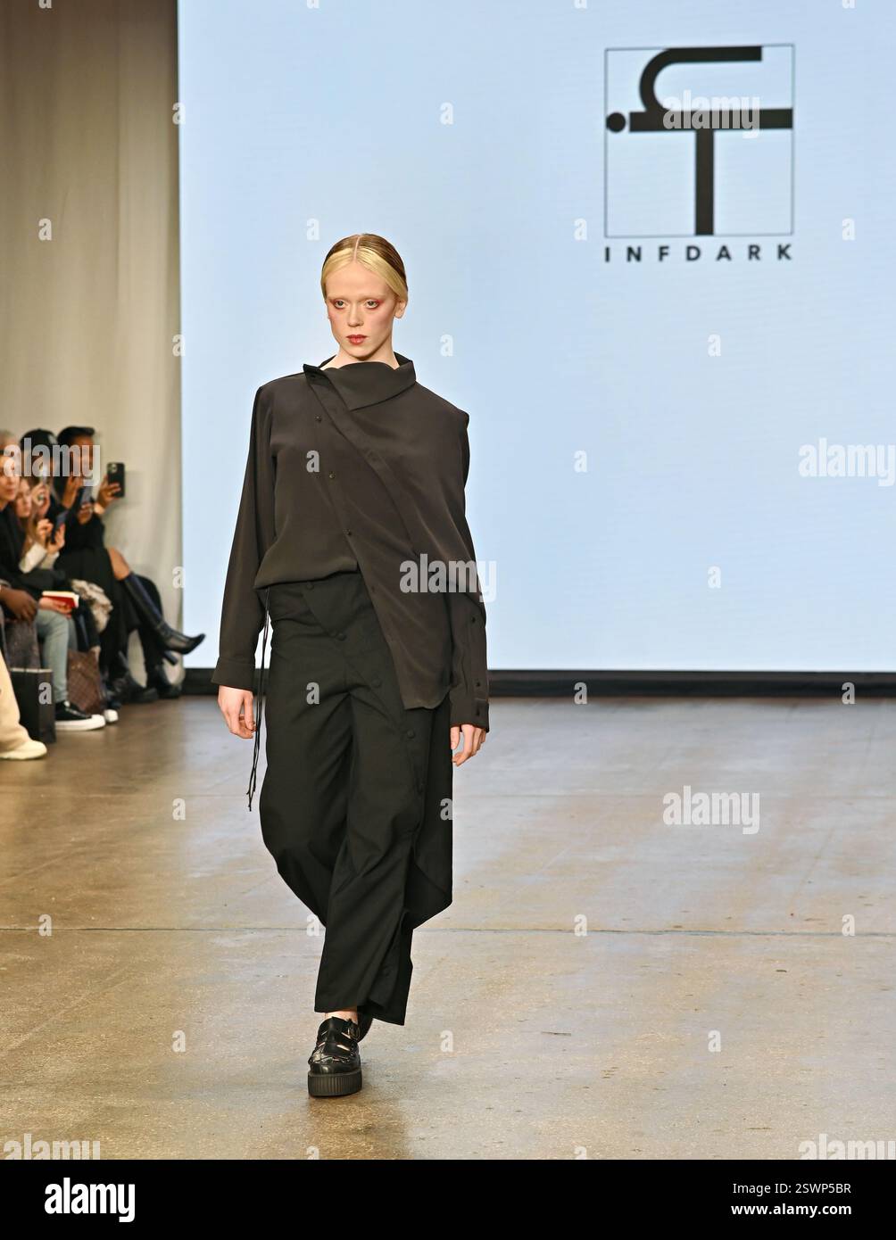 LONDON, GROSSBRITANNIEN. Februar 2025. Infdark Disigner aus Taiwan startete ab 2011 Showcases auf der Fashion Scout LFW 2025 - LFW AW25 in den Protein Studios in London, England. (Foto von 李世惠/siehe Li/Picture Capital) Credit: Siehe Li/Picture Capital/Alamy Live News Stockfoto