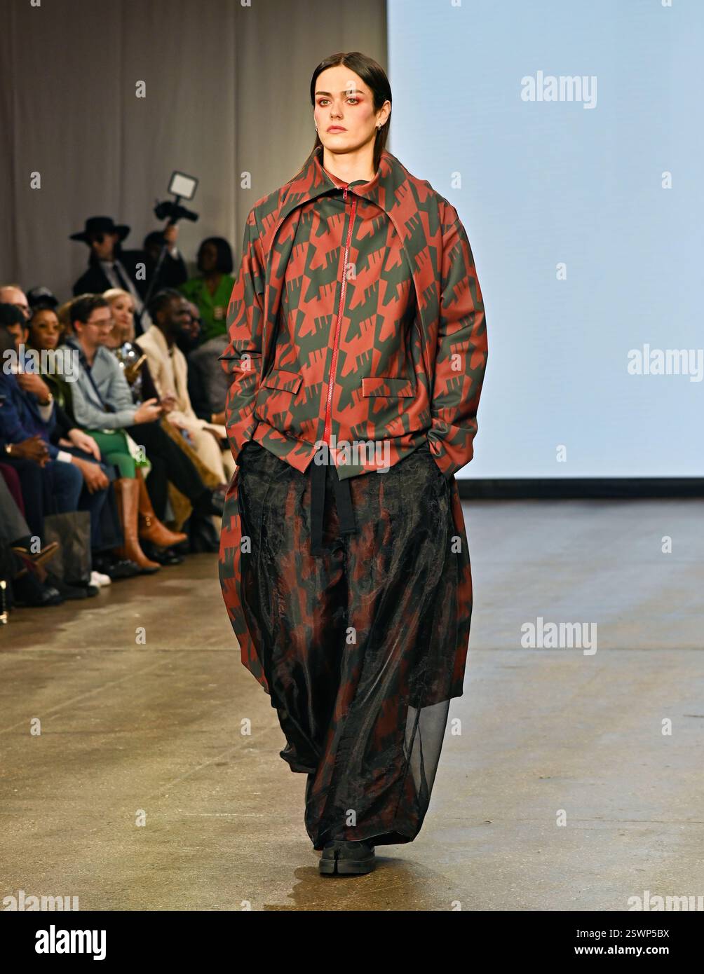 LONDON, GROSSBRITANNIEN. Februar 2025. Infdark Disigner aus Taiwan startete ab 2011 Showcases auf der Fashion Scout LFW 2025 - LFW AW25 in den Protein Studios in London, England. (Foto von 李世惠/siehe Li/Picture Capital) Credit: Siehe Li/Picture Capital/Alamy Live News Stockfoto