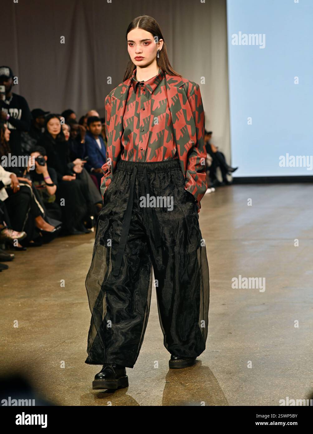 LONDON, GROSSBRITANNIEN. Februar 2025. Infdark Disigner aus Taiwan startete ab 2011 Showcases auf der Fashion Scout LFW 2025 - LFW AW25 in den Protein Studios in London, England. (Foto von 李世惠/siehe Li/Picture Capital) Credit: Siehe Li/Picture Capital/Alamy Live News Stockfoto
