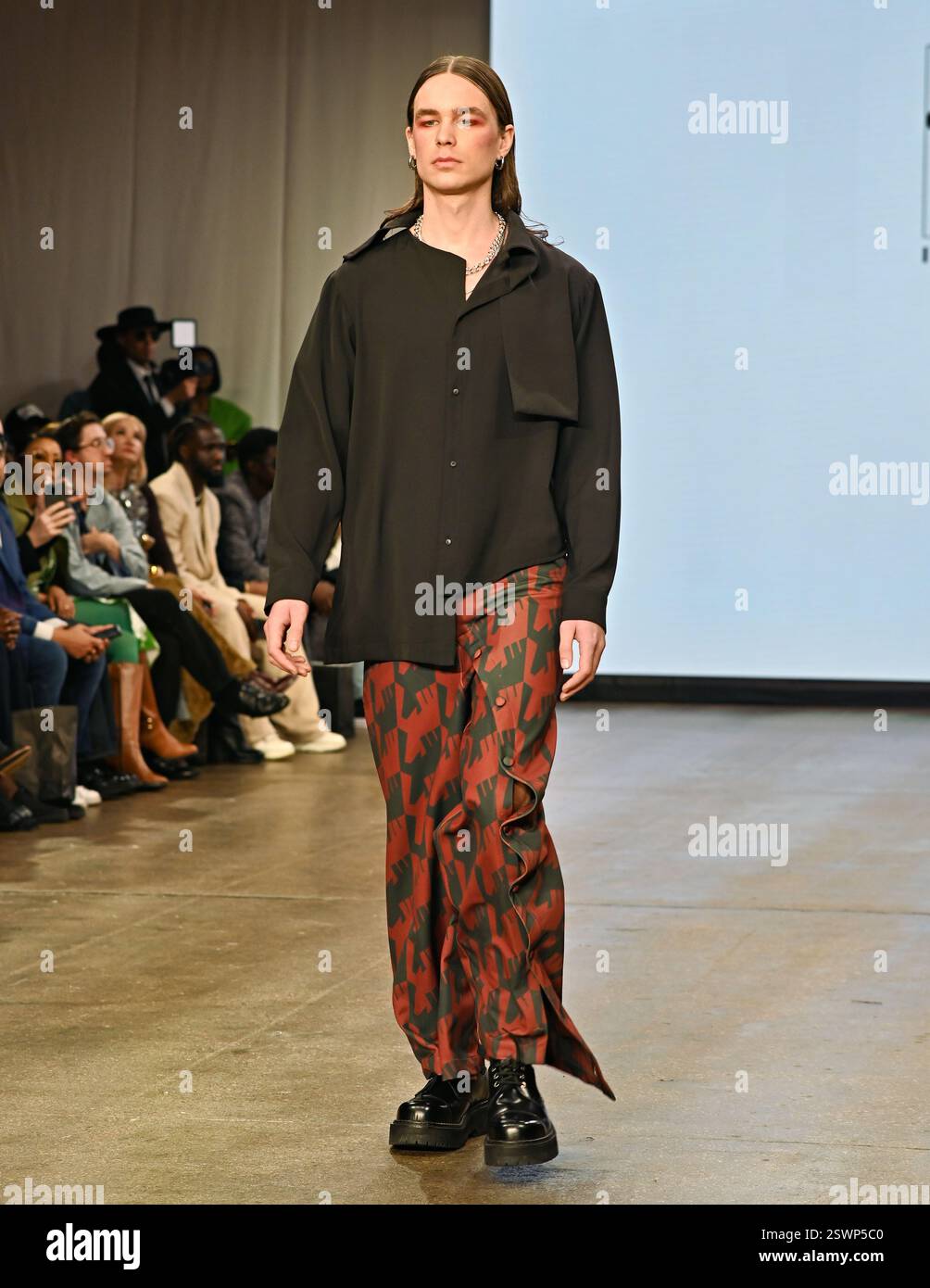 LONDON, GROSSBRITANNIEN. Februar 2025. Infdark Disigner aus Taiwan startete ab 2011 Showcases auf der Fashion Scout LFW 2025 - LFW AW25 in den Protein Studios in London, England. (Foto von 李世惠/siehe Li/Picture Capital) Credit: Siehe Li/Picture Capital/Alamy Live News Stockfoto