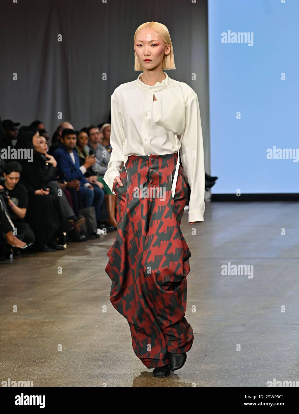 LONDON, GROSSBRITANNIEN. Februar 2025. Infdark Disigner aus Taiwan startete ab 2011 Showcases auf der Fashion Scout LFW 2025 - LFW AW25 in den Protein Studios in London, England. (Foto von 李世惠/siehe Li/Picture Capital) Credit: Siehe Li/Picture Capital/Alamy Live News Stockfoto