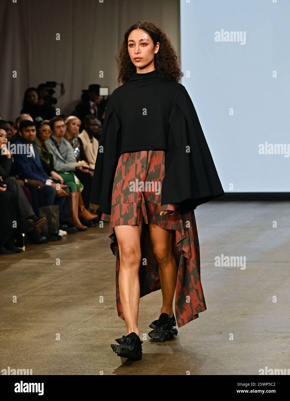 LONDON, GROSSBRITANNIEN. Februar 2025. Infdark Disigner aus Taiwan startete ab 2011 Showcases auf der Fashion Scout LFW 2025 - LFW AW25 in den Protein Studios in London, England. (Foto von 李世惠/siehe Li/Picture Capital) Credit: Siehe Li/Picture Capital/Alamy Live News Stockfoto