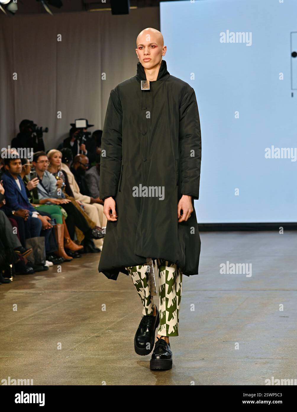 LONDON, GROSSBRITANNIEN. Februar 2025. Infdark Disigner aus Taiwan startete ab 2011 Showcases auf der Fashion Scout LFW 2025 - LFW AW25 in den Protein Studios in London, England. (Foto von 李世惠/siehe Li/Picture Capital) Credit: Siehe Li/Picture Capital/Alamy Live News Stockfoto