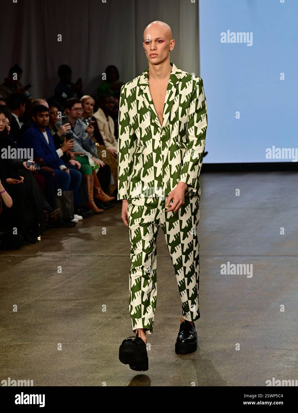 LONDON, GROSSBRITANNIEN. Februar 2025. Infdark Disigner aus Taiwan startete ab 2011 Showcases auf der Fashion Scout LFW 2025 - LFW AW25 in den Protein Studios in London, England. (Foto von 李世惠/siehe Li/Picture Capital) Credit: Siehe Li/Picture Capital/Alamy Live News Stockfoto