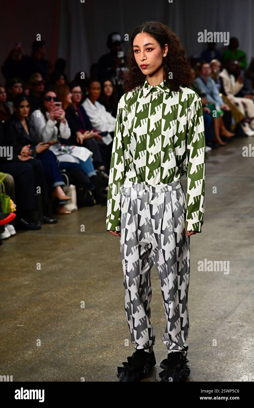 LONDON, GROSSBRITANNIEN. Februar 2025. Infdark Disigner aus Taiwan startete ab 2011 Showcases auf der Fashion Scout LFW 2025 - LFW AW25 in den Protein Studios in London, England. (Foto von 李世惠/siehe Li/Picture Capital) Credit: Siehe Li/Picture Capital/Alamy Live News Stockfoto