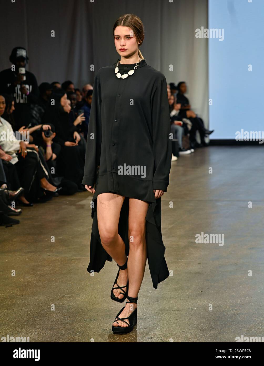 LONDON, GROSSBRITANNIEN. Februar 2025. Infdark Disigner aus Taiwan startete ab 2011 Showcases auf der Fashion Scout LFW 2025 - LFW AW25 in den Protein Studios in London, England. (Foto von 李世惠/siehe Li/Picture Capital) Credit: Siehe Li/Picture Capital/Alamy Live News Stockfoto