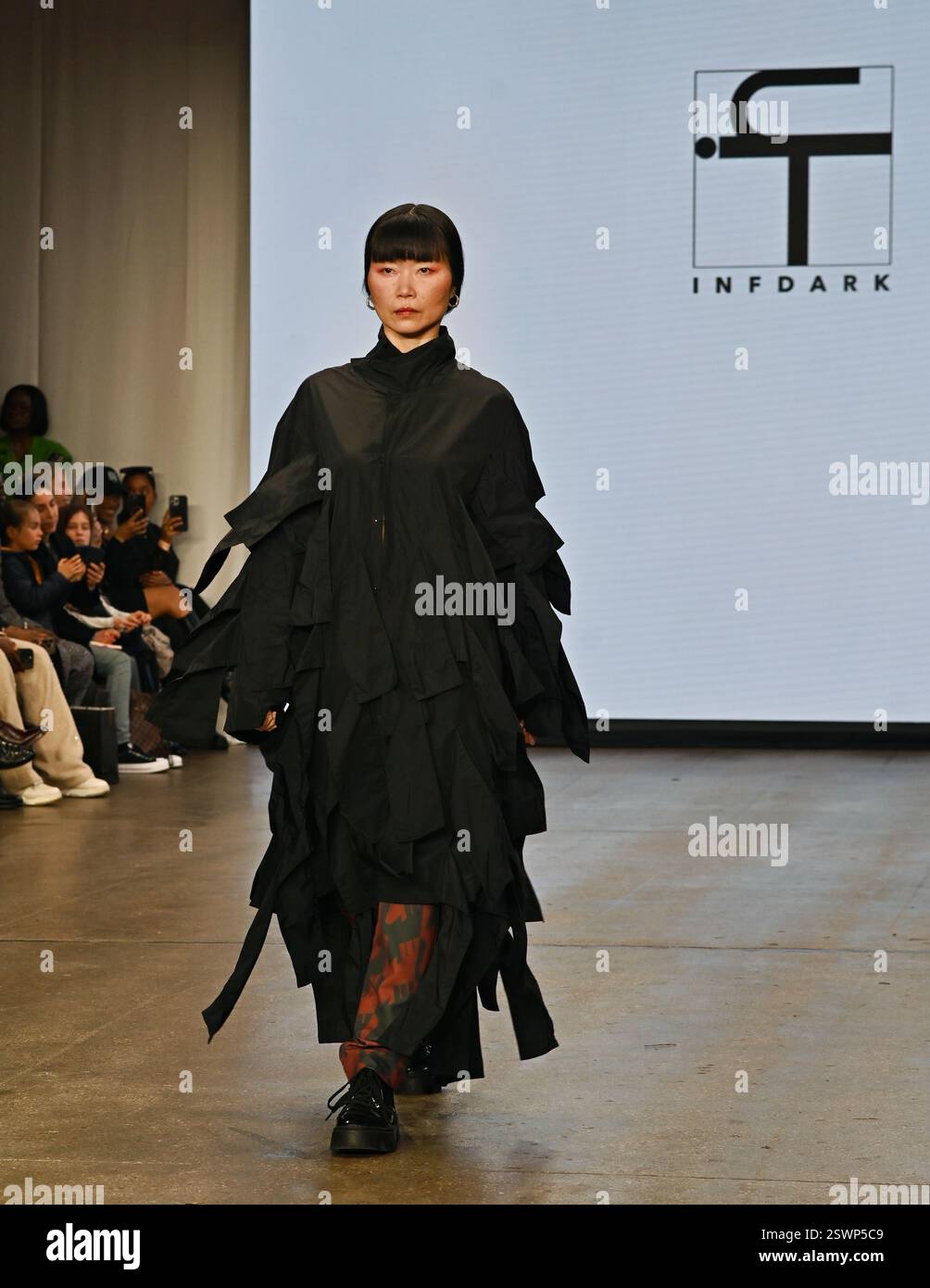 LONDON, GROSSBRITANNIEN. Februar 2025. Infdark Disigner aus Taiwan startete ab 2011 Showcases auf der Fashion Scout LFW 2025 - LFW AW25 in den Protein Studios in London, England. (Foto von 李世惠/siehe Li/Picture Capital) Credit: Siehe Li/Picture Capital/Alamy Live News Stockfoto