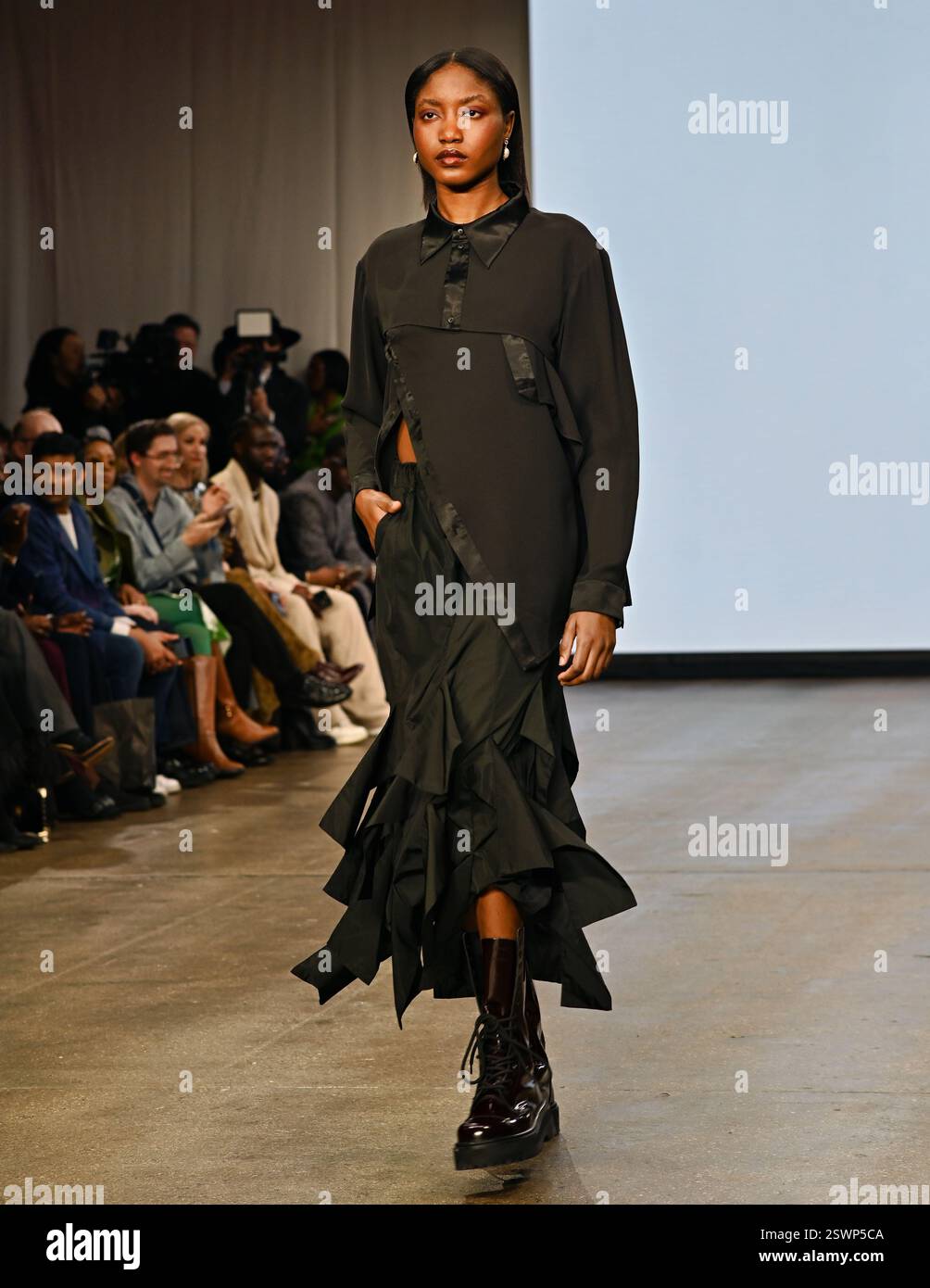 LONDON, GROSSBRITANNIEN. Februar 2025. Infdark Disigner aus Taiwan startete ab 2011 Showcases auf der Fashion Scout LFW 2025 - LFW AW25 in den Protein Studios in London, England. (Foto von 李世惠/siehe Li/Picture Capital) Credit: Siehe Li/Picture Capital/Alamy Live News Stockfoto