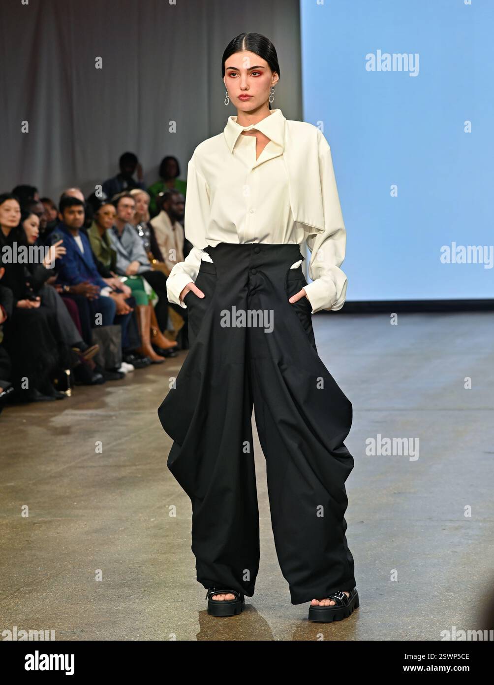 LONDON, GROSSBRITANNIEN. Februar 2025. Infdark Disigner aus Taiwan startete ab 2011 Showcases auf der Fashion Scout LFW 2025 - LFW AW25 in den Protein Studios in London, England. (Foto von 李世惠/siehe Li/Picture Capital) Credit: Siehe Li/Picture Capital/Alamy Live News Stockfoto