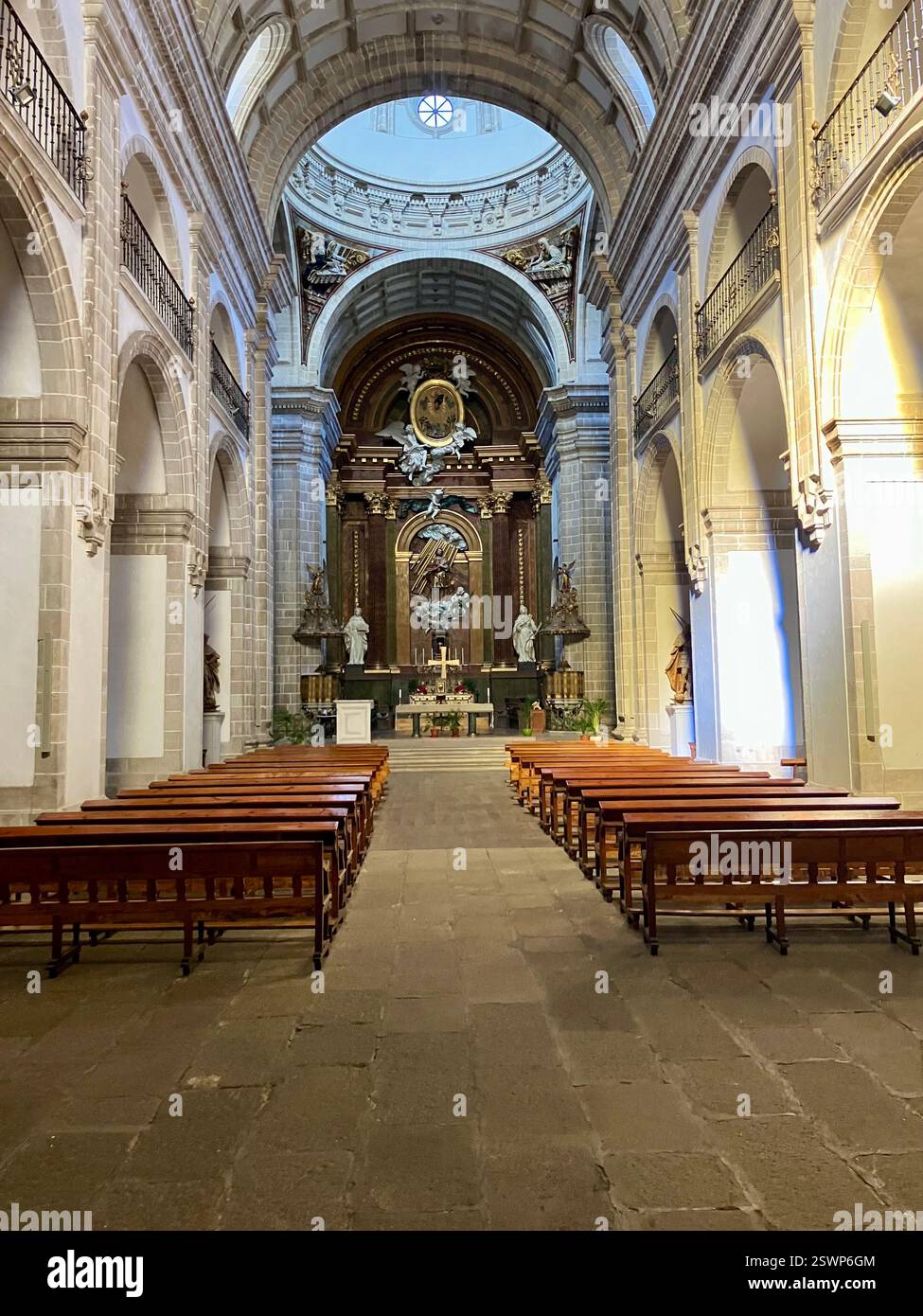 Klosterkirche und Altar, Kloster Samos, Galicien, Spanien - Smartphone-aufgenommenes Stockfoto