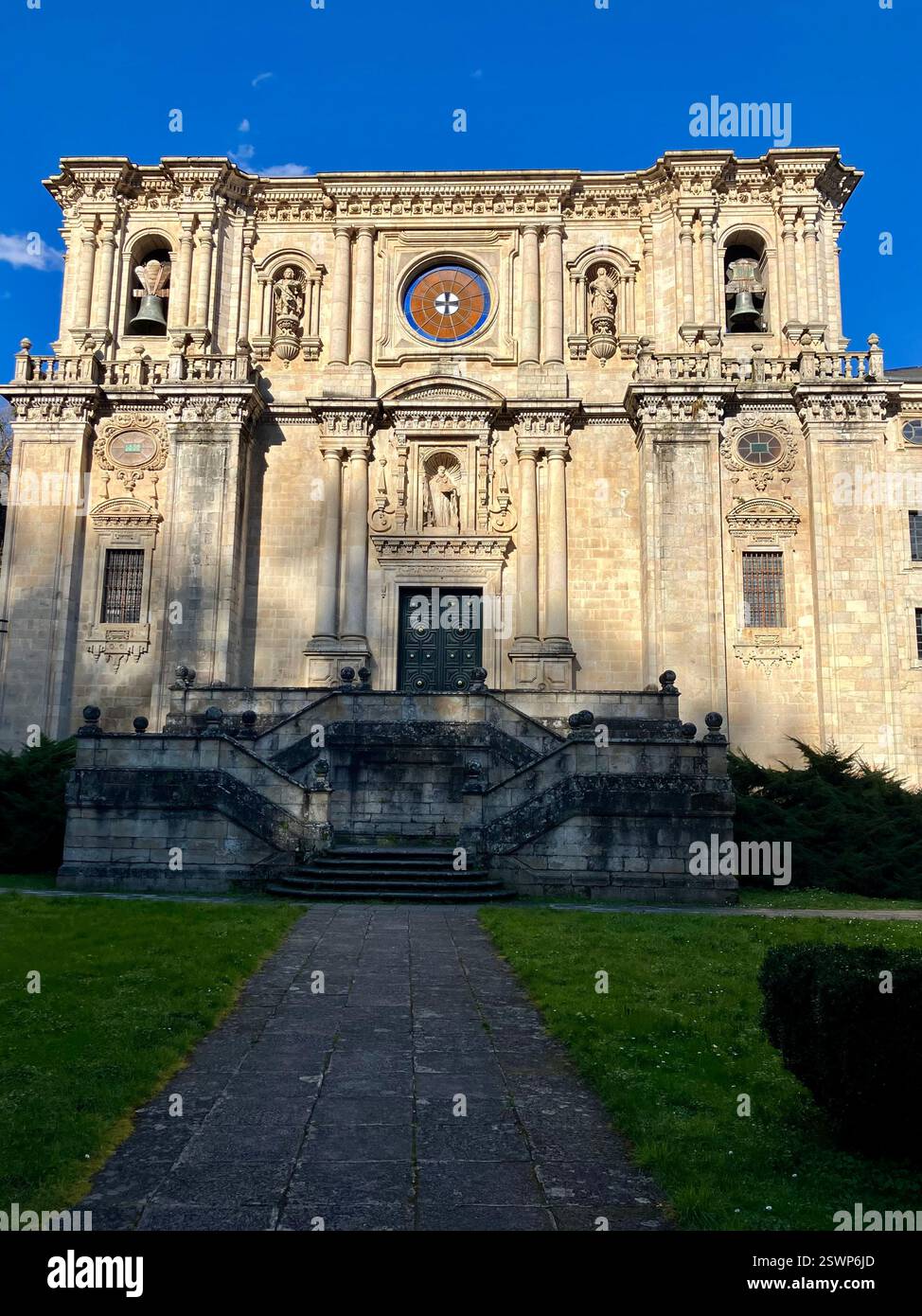 Die Fassade des Klosters Samos, Galicien, Spanien - Smartphone-aufgenommenes Stockfoto