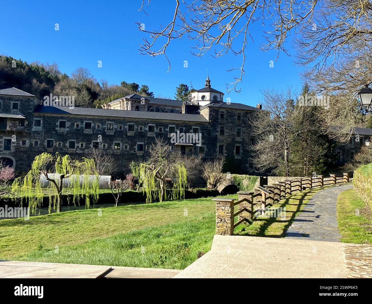 Kloster des Heiligen Julian von Samos, Galicien, Spanien - Smartphone-aufgenommenes Stockfoto