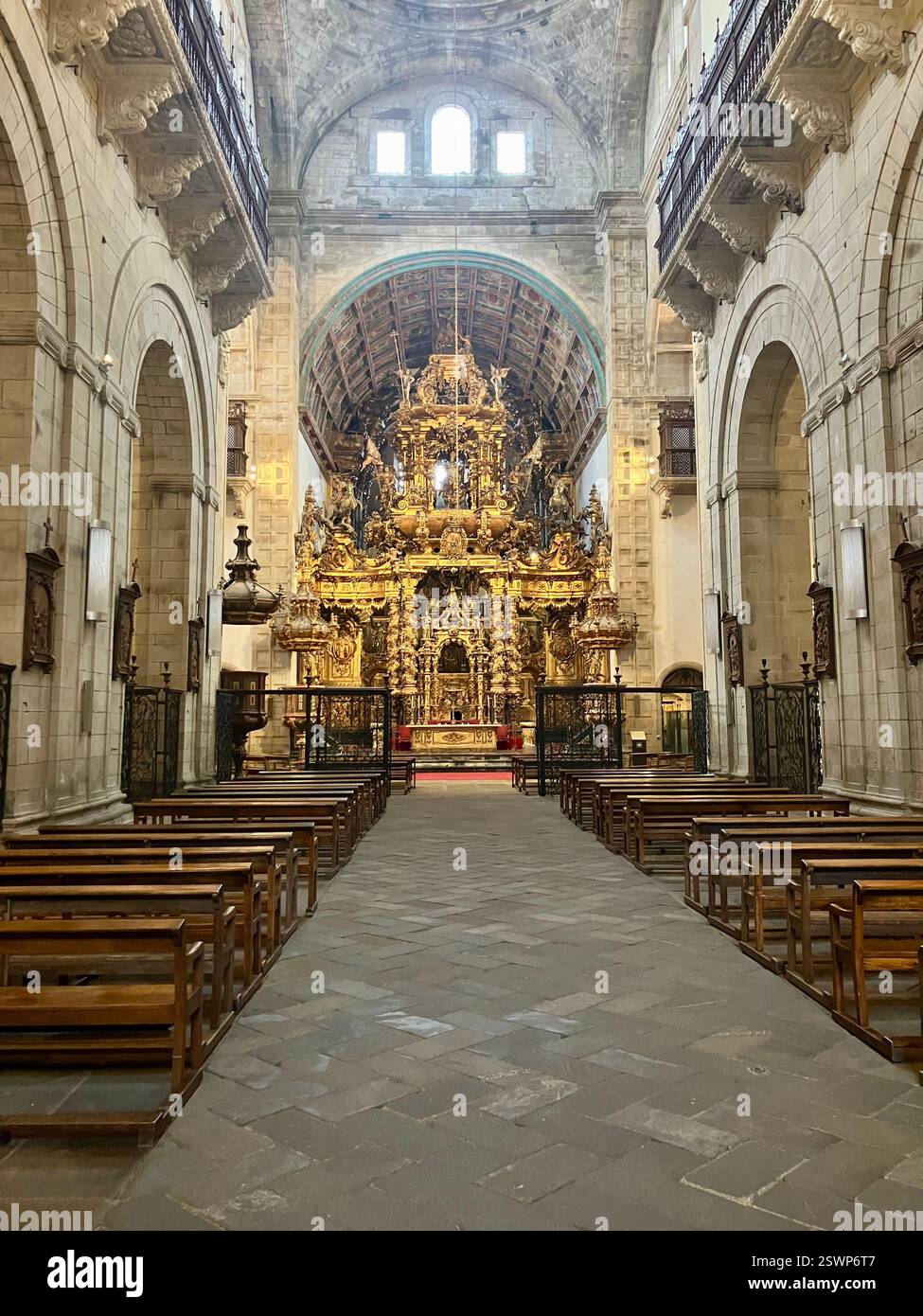 Altar in der Kirche Mosteiro de San Martiño Pinario, Santiago de Compostela, Galicien, Spanien - Smartphone-aufgenommenes Stockfoto