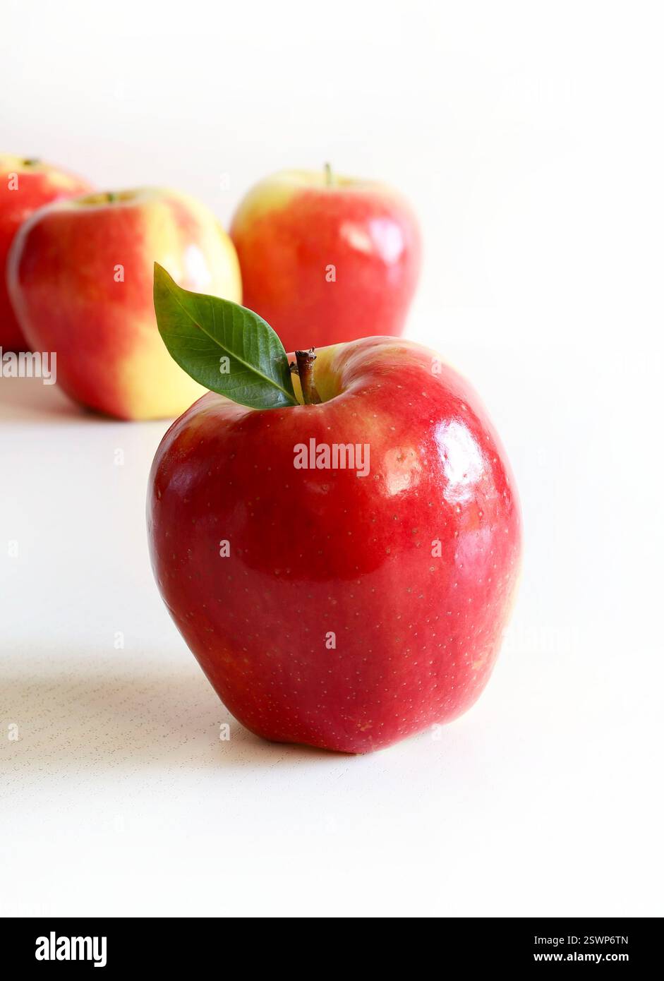 Frische rote Äpfel auf weißem Hintergrund. Gesunde Ernährung und vegetarische Nahrung Obst. Kopierbereich. Stockfoto