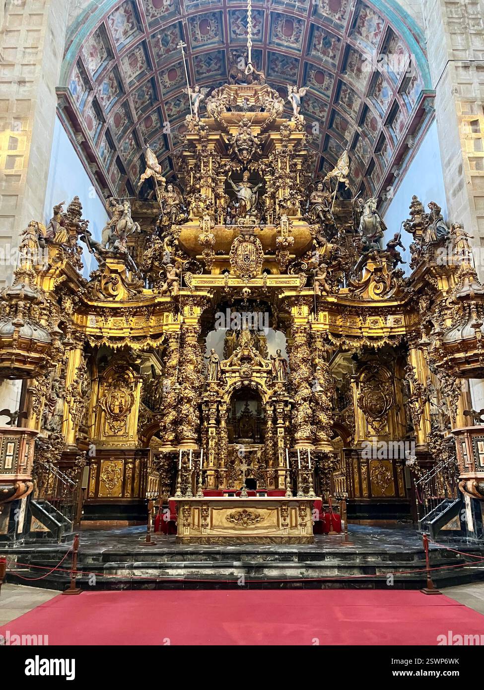 Verzierter Altar im Chuch des Klosters San Martiño Pinario, Santiago de Compostela, Galicien, Spanien - Smartphone-aufgenommenes Stockfoto