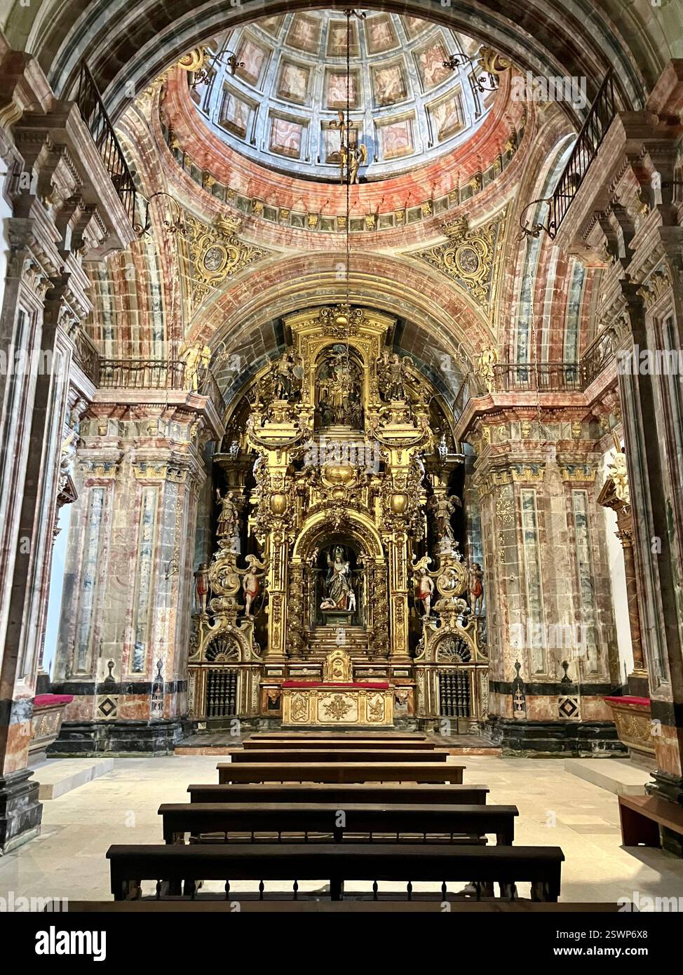 Altar und Kuppel, Iglesia de San Martiño Pinario, Santiago de Compostela, Galicien, Spanien - Smartphone-aufgenommenes Stockfoto