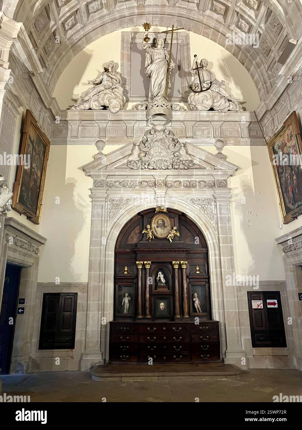 Sakristei in der Kirche Mosteiro de San Martiño Pinario, Santiago de Compostela, Galicien, Spanien - Smartphone-aufgenommenes Stockfoto