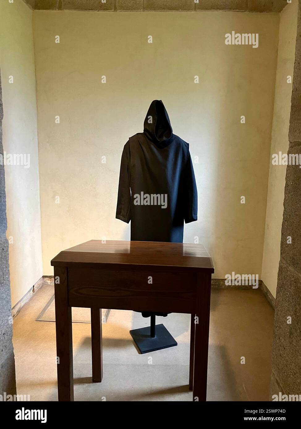 Bild eines Mönchs in seiner Zelle an einem Schreibtisch im Museum de San Martiño Pinario, Iglesia de San Martiño Pinario, Santiago de Compostela, Galicien - Smartphone-aufgenommenes Stockfoto