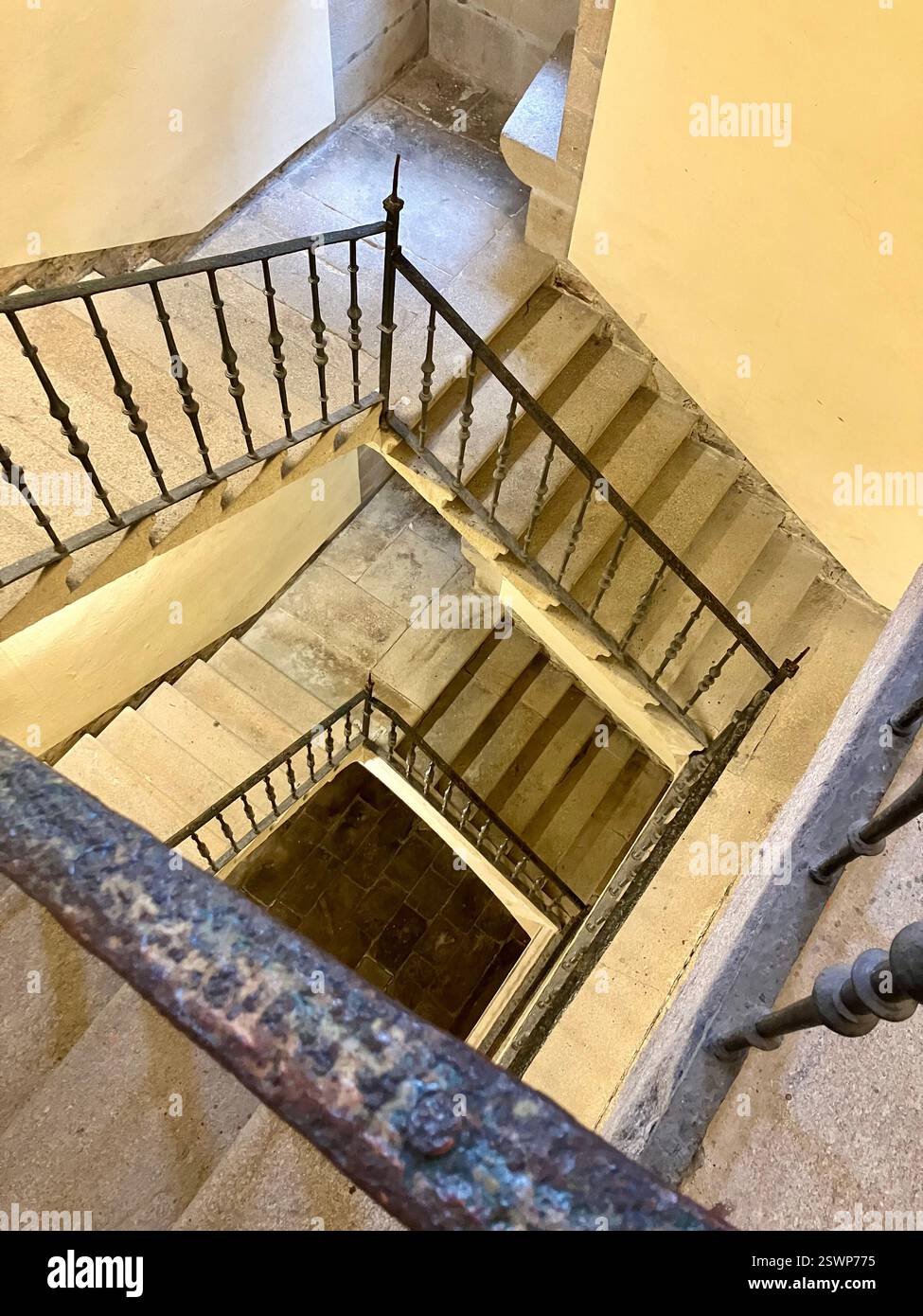 Steintreppe mit schmiedeeisernen Geländern in einem mittelalterlichen Kloster: Mosteiro de San Martiño Pinario, Santiago de Compostela, Galicien, Spanien - Smartphone-aufgenommenes Stockfoto