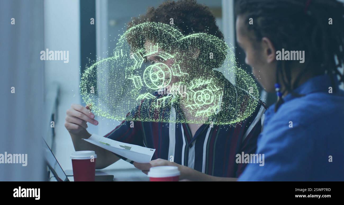 Bild einer Cloud mit Zahnrädern über verschiedenen Kollegen, die über die Arbeit im Büro diskutieren Stockfoto