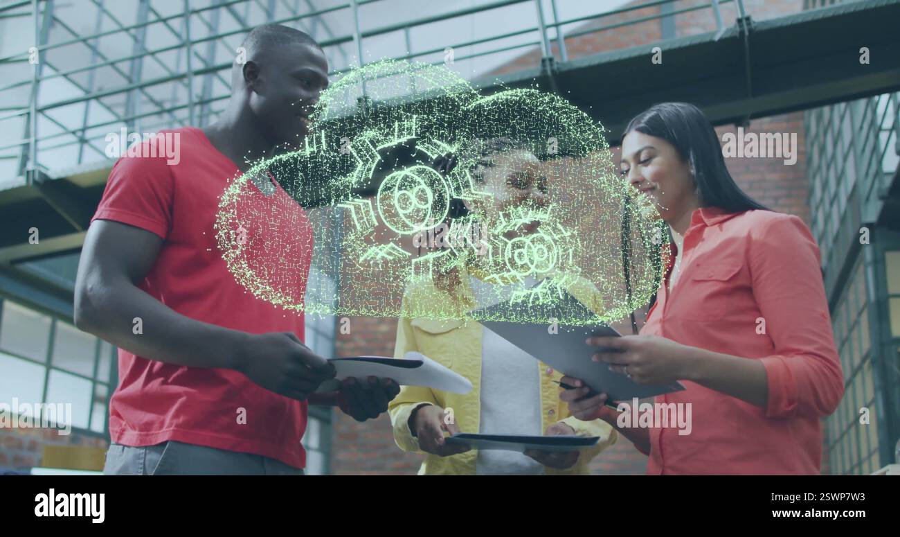 Bild einer Cloud mit Zahnrädern über verschiedenen Kollegen, die über die Arbeit im Büro diskutieren Stockfoto