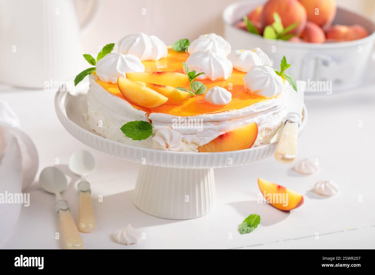 Köstliche Pfirsichmeringue serviert Nachtisch für den Frühling. Pfirsich-Meringue aus Sahne und Früchten. Stockfoto