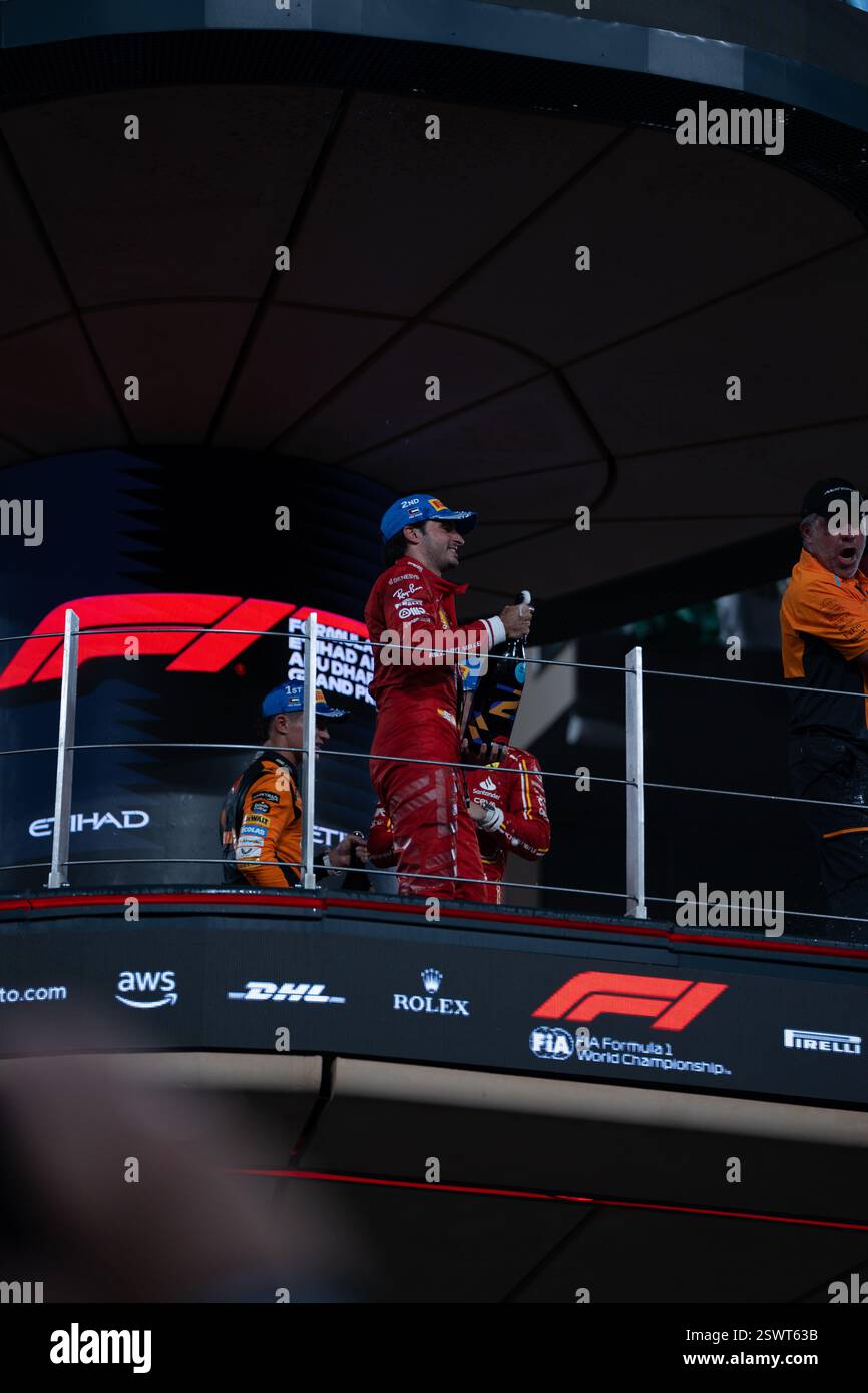 Charles Leclerc aus Monaco und Ferrari - Dritter des Grand Prix von Abu Dhabi 2024, feiert auf dem Podium - 8. Dezember Stockfoto
