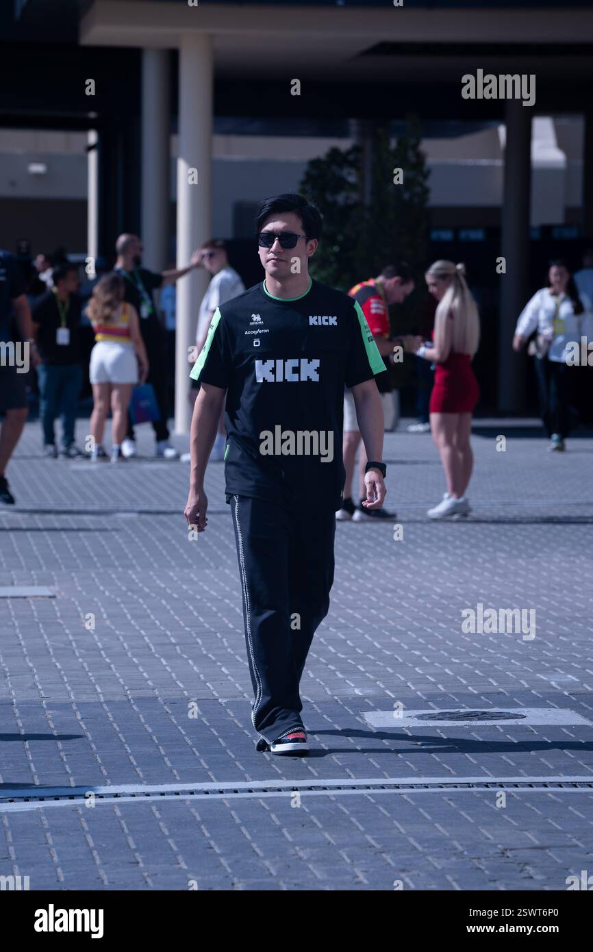 Guanyu Zhou aus China und sauber Stake kommen während des Renntages Formel 1 Etihad Airways Abu Dhabi Grand Prix 2024 in Yas Marina im Fahrerlager an Stockfoto