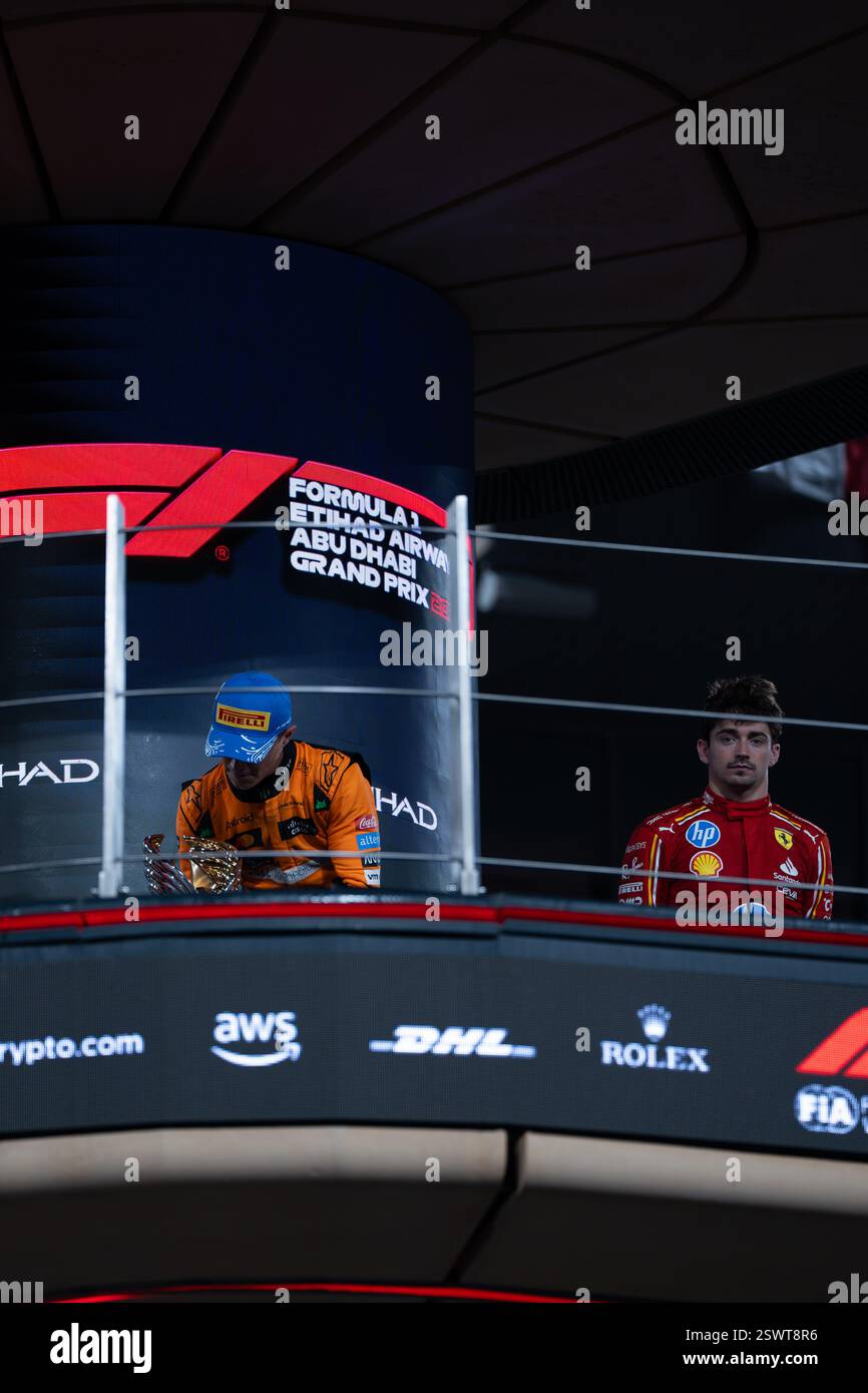 Lando Norris (McLaren) und Charles Leclerc (ferrari) auf dem Podium beim Formel 1-1-2024-Grand Prix von Abu Dhabi am 8. Dezember Stockfoto