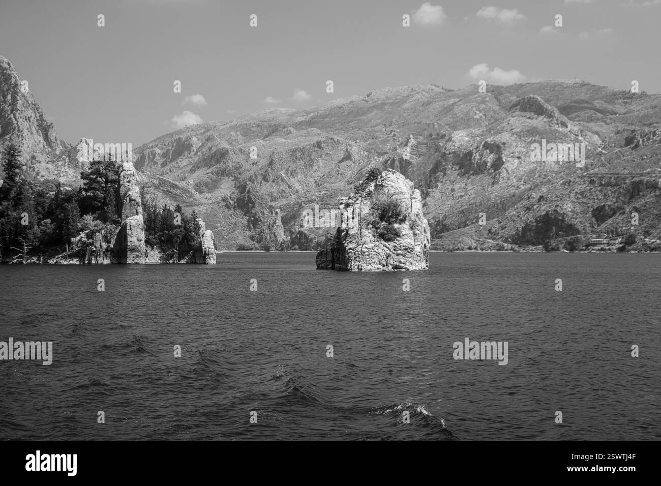 Malerischer Blick auf den Green Canyon vor blauem Himmel, mit grünem Wasser im Vordergrund und herrlich grünem, wunderschöner Landschaft Stockfoto