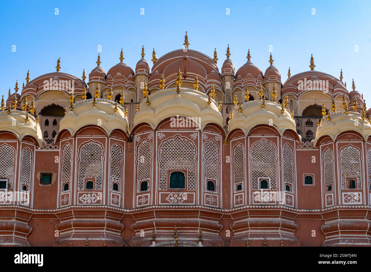 Indien. Rajasthan. Jaipur (die rosa Stadt). Hawa Mahal. (Palast der Winde). Eine wunderschön dekorierte Tür Stockfoto