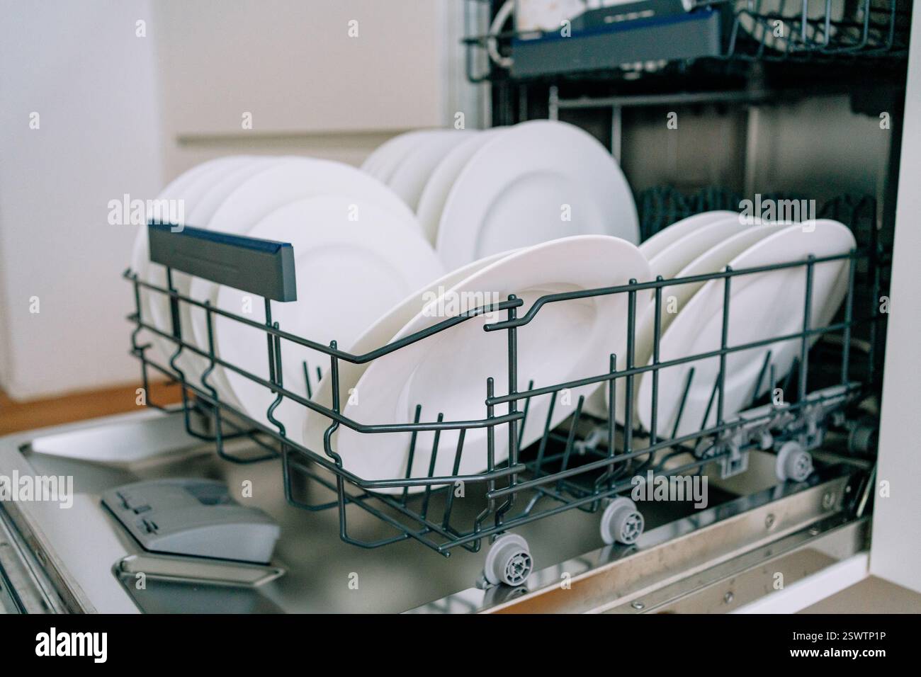 Öffnen Sie den Geschirrspüler mit sauberen weißen Tellern. Hochwertige Fotos Stockfoto